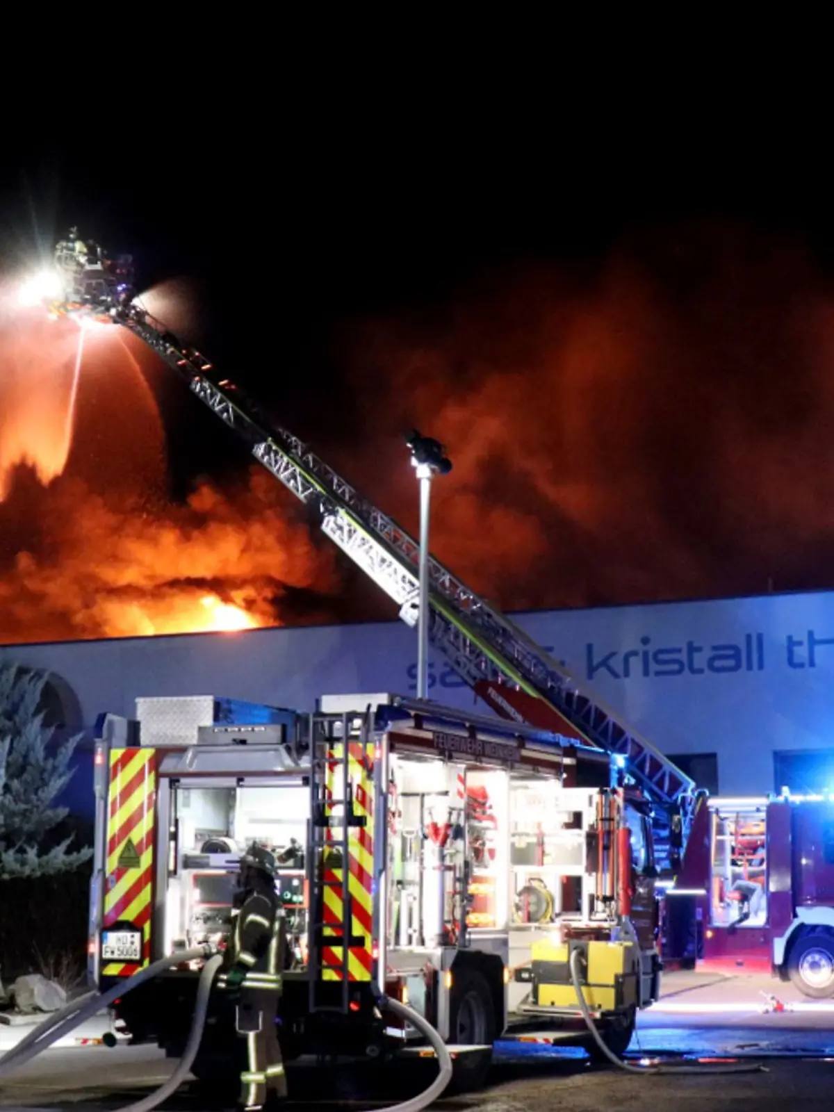Bild zu: "Feuerwehr-Großeinsatz bei Brand in Erlebnisbad Miramar"