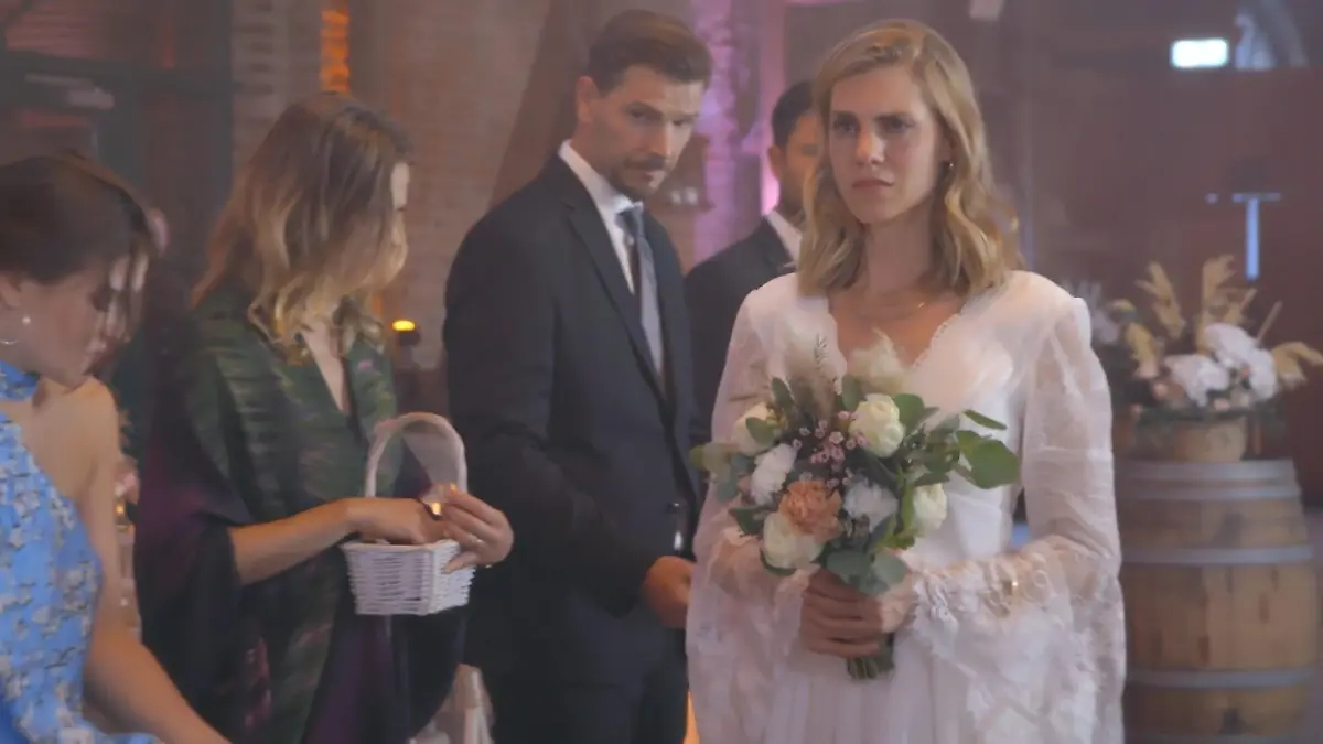 Ein wirkliches Drama bei „Unter uns”. Hier schreitet Stella zum Altar, da sie von ihrem Ex zur Hochzeit gezwungen wird.
