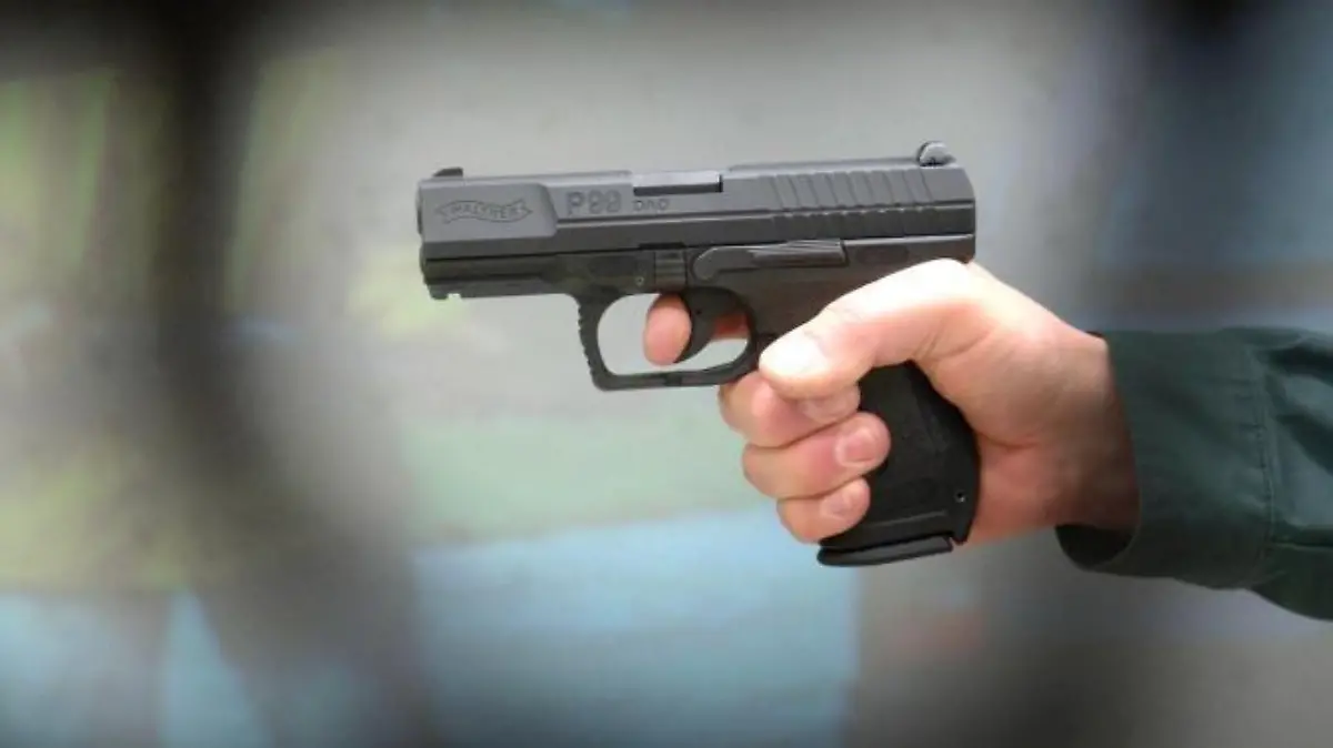 Hand mit Schusswaffe