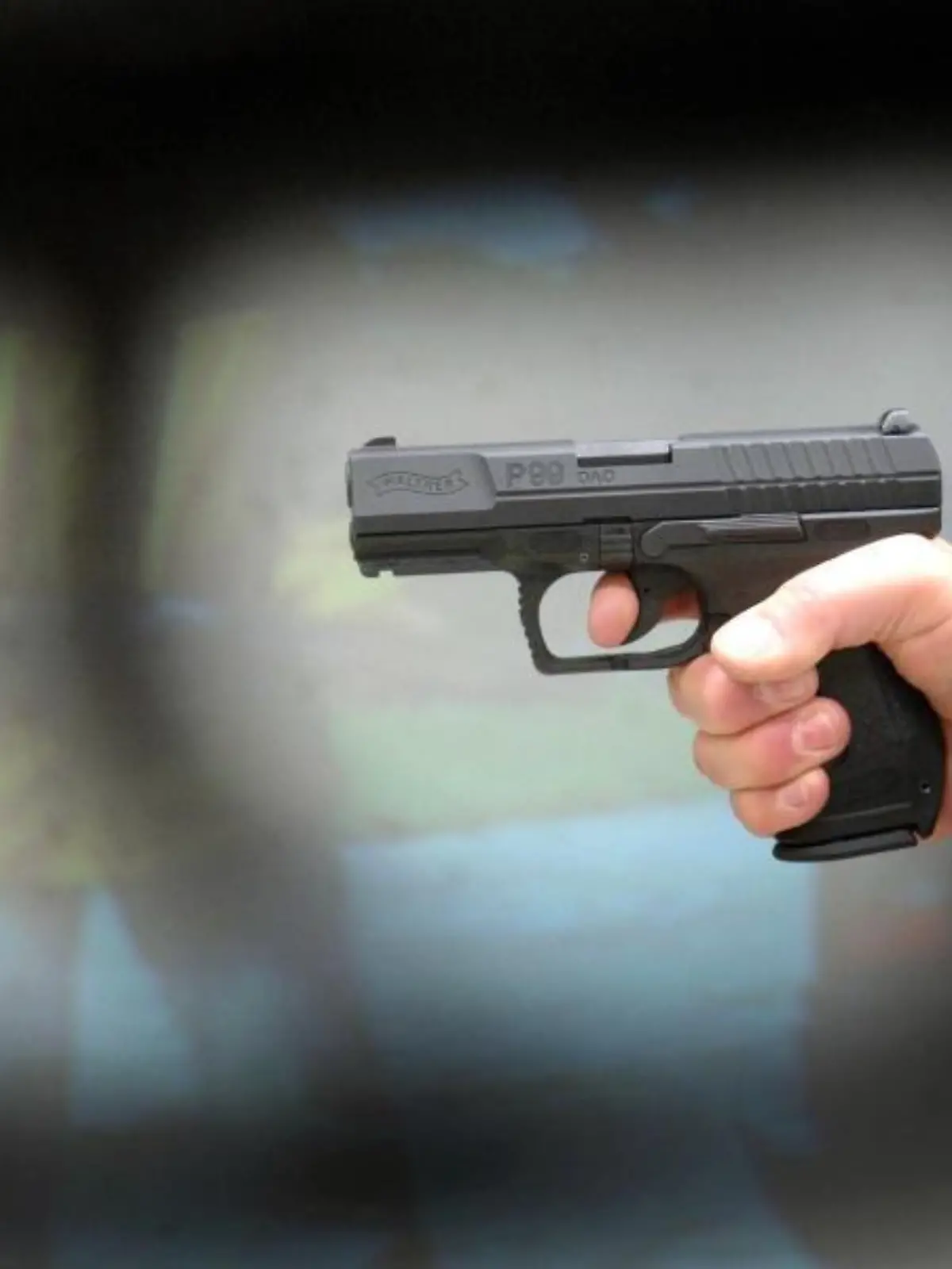 Hand mit Schusswaffe