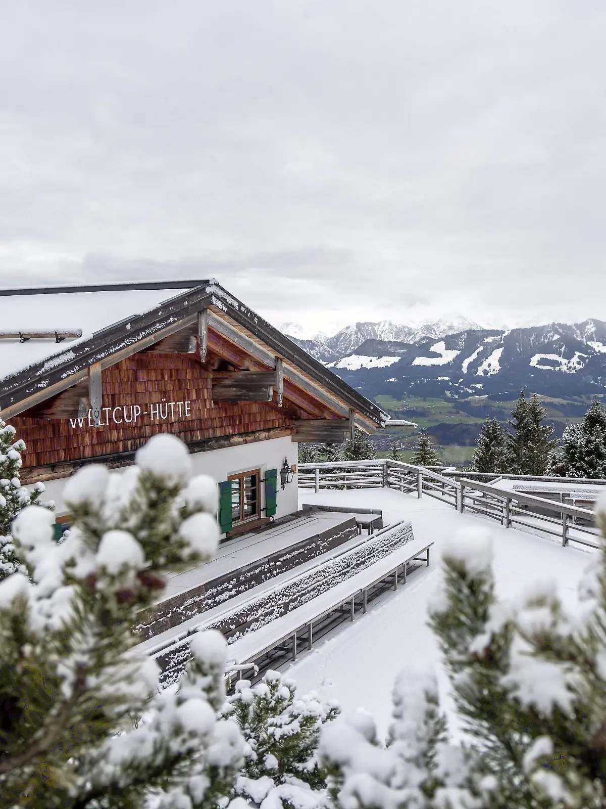 Schnee in den bayerischen Alpen Die Landschaft am Ofterschwanger Horn im Allgäu ist verschneit. Bei Schneefällen werden bis Morgen einige Zentimeter Neuschnee erwartet., Ofterschwang Bayern Deutschland *** Snow in the Bavarian Alps The landscape on the Ofterschwanger Horn in the Allgäu is covered in snow Several centimeters of fresh snow are expected by tomorrow, Ofterschwang Bavaria Germany