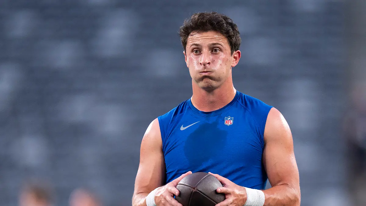 Quarterback Tommy DeVito