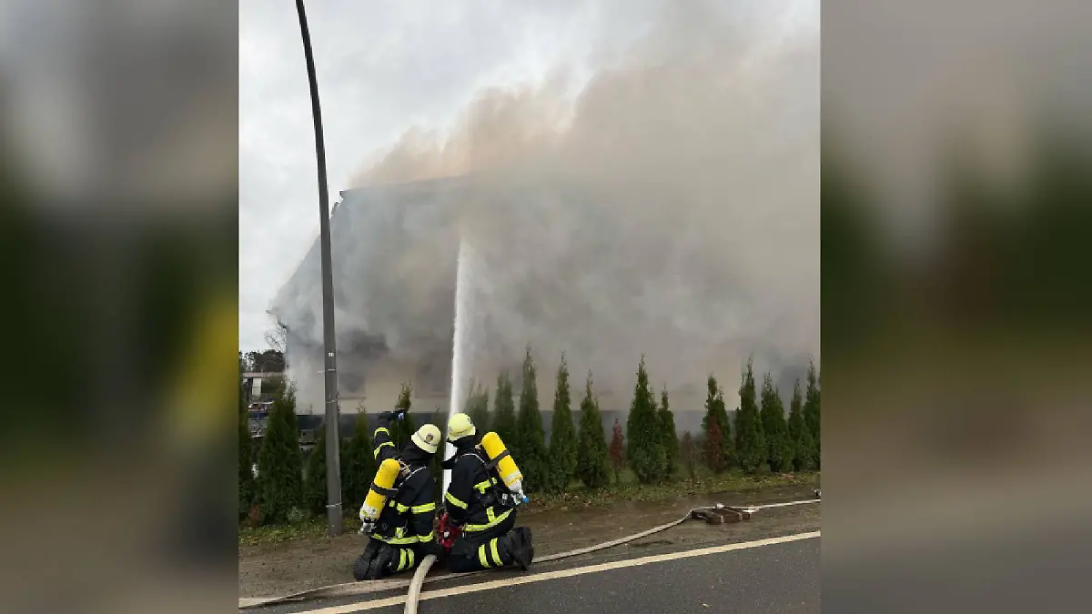 Die Hamburger Feuerwehr muss mit einem Großaufgebot gegen die Flammen ankämpfen.