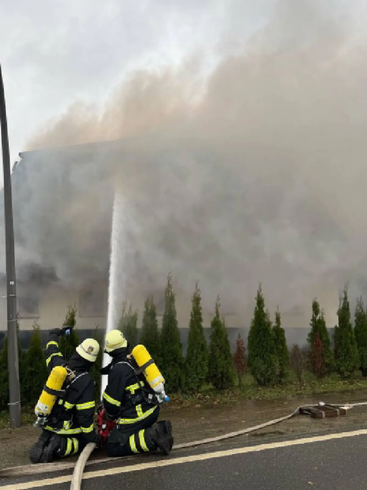 Die Hamburger Feuerwehr muss mit einem Großaufgebot gegen die Flammen ankämpfen. 
