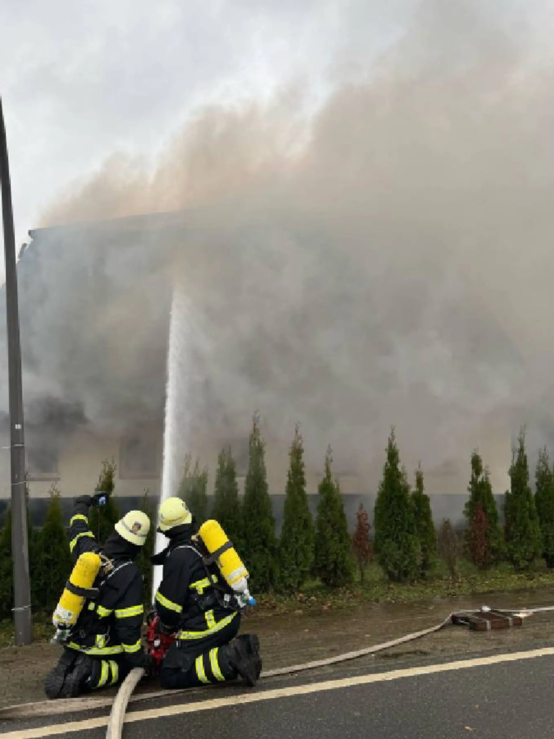 Die Hamburger Feuerwehr muss mit einem Großaufgebot gegen die Flammen ankämpfen. 