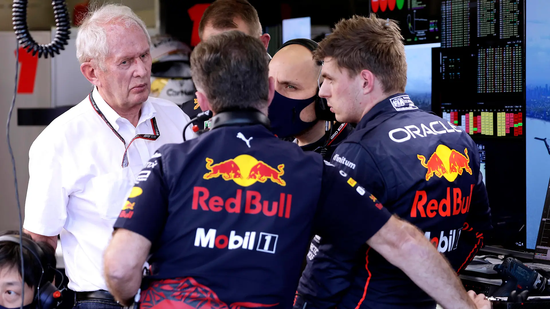 VERSTAPPEN Max F1 Team Red Bull Racing mit CEO MARKO Helmut FIA F1 Saison 2022 GP 2022 Melbourne Australien am 08.04.2022 in Melbourne *** VERSTAPPEN Max F1 Team Red Bull Racing with CEO MARKO Helmut FIA F1 season 2022 GP 2022 Melbourne Australia on 08 04 2022 in Melbourne Copyright: xJerryxAndrex