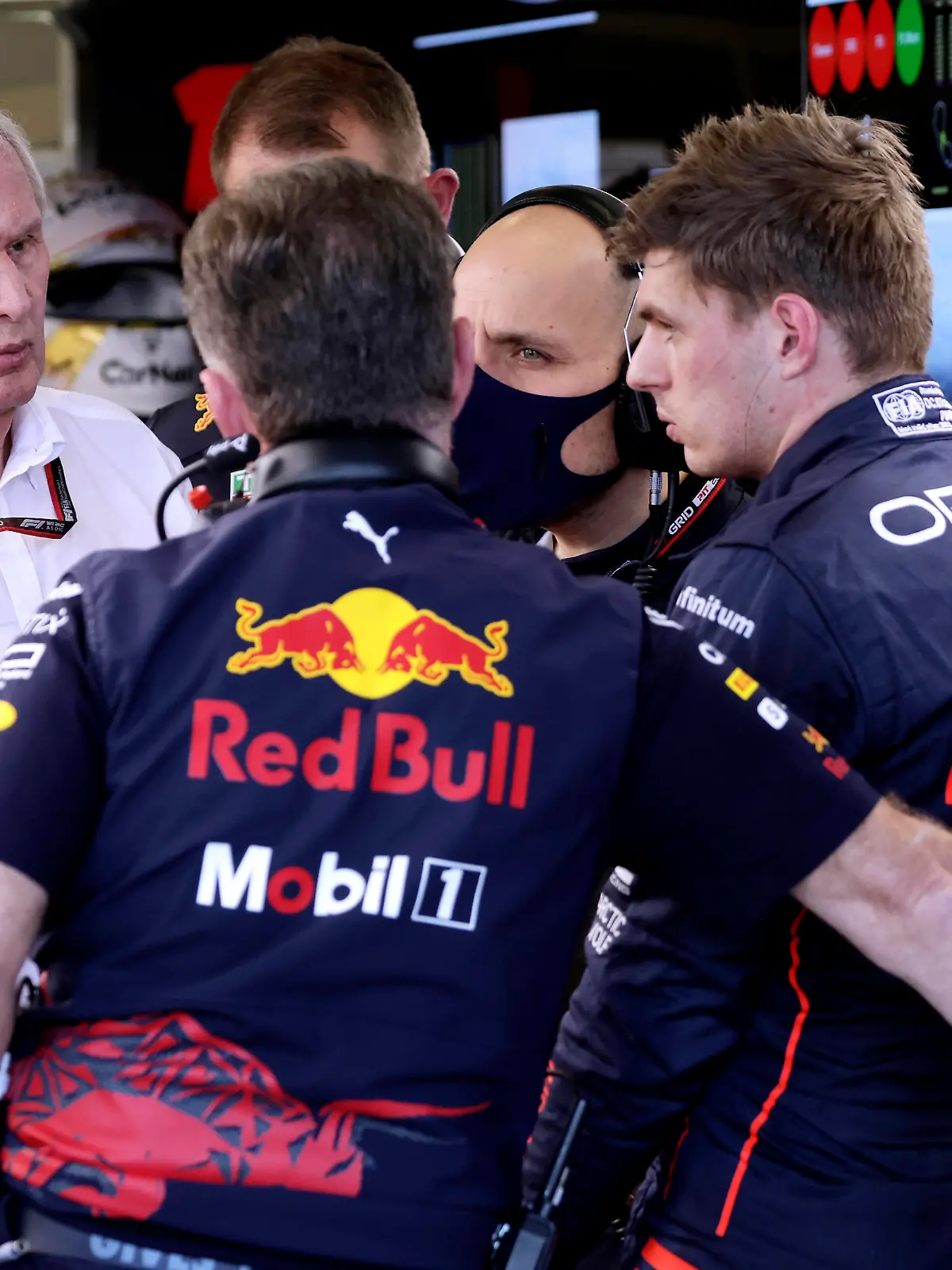  VERSTAPPEN Max F1 Team Red Bull Racing mit CEO MARKO Helmut FIA F1 Saison 2022 GP 2022 Melbourne Australien am 08.04.2022 in Melbourne *** VERSTAPPEN Max F1 Team Red Bull Racing with CEO MARKO Helmut FIA F1 season 2022 GP 2022 Melbourne Australia on 08 04 2022 in Melbourne Copyright: xJerryxAndrex
