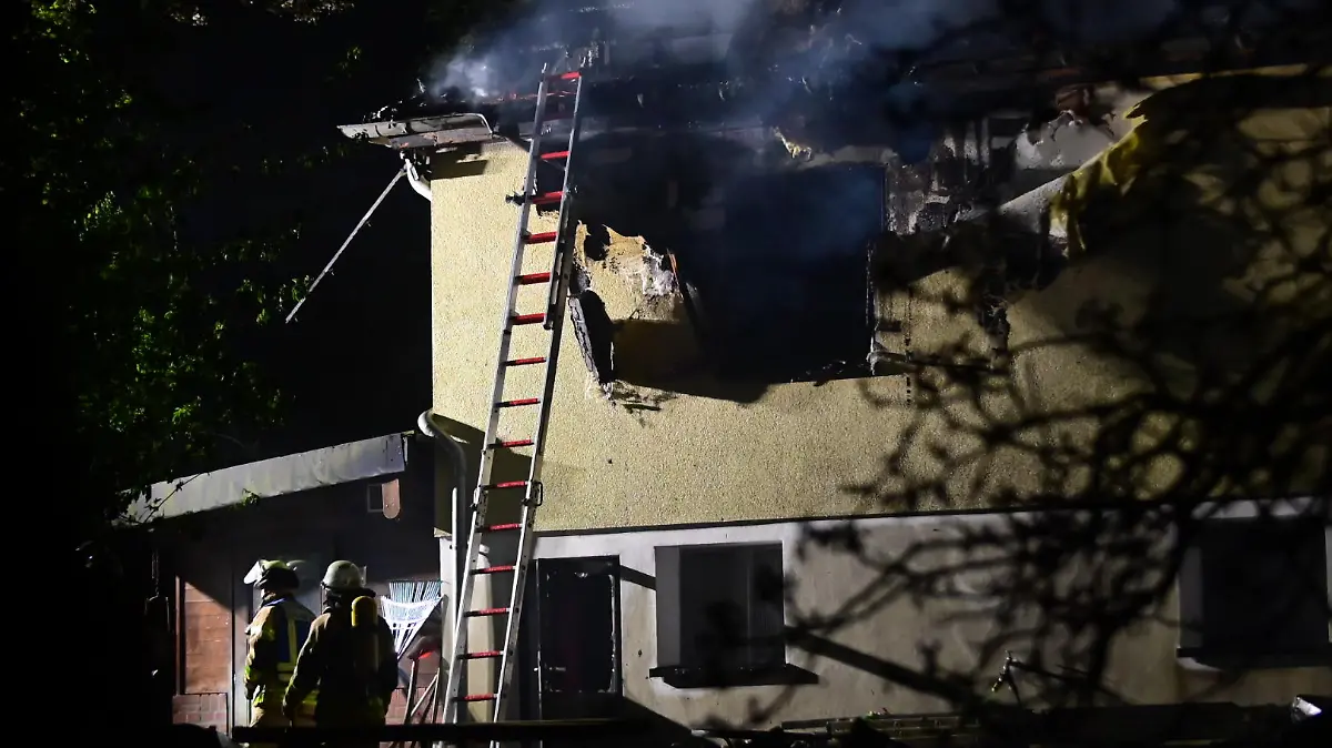 19.04.2022, Nordrhein-Westfalen, Viersen: Rauch steigt aus einem Einfamilienhaus in Viersen. Ein Mann und eine Frau sind bei dem Hausbrand schwer verletzt worden. (zu dpa "Zwei Menschen bei Feuer in Einfamilienhaus in Viersen schwer verletzt") Foto: Alexander Forstreuter/dpa +++ dpa-Bildfunk +++