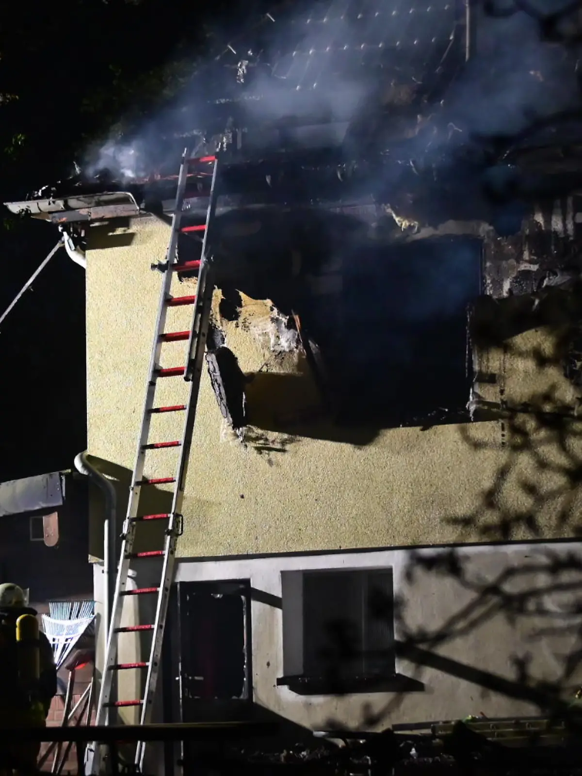 19.04.2022, Nordrhein-Westfalen, Viersen: Rauch steigt aus einem Einfamilienhaus in Viersen. Ein Mann und eine Frau sind bei dem Hausbrand schwer verletzt worden. (zu dpa "Zwei Menschen bei Feuer in Einfamilienhaus in Viersen schwer verletzt") Foto: Alexander Forstreuter/dpa +++ dpa-Bildfunk +++