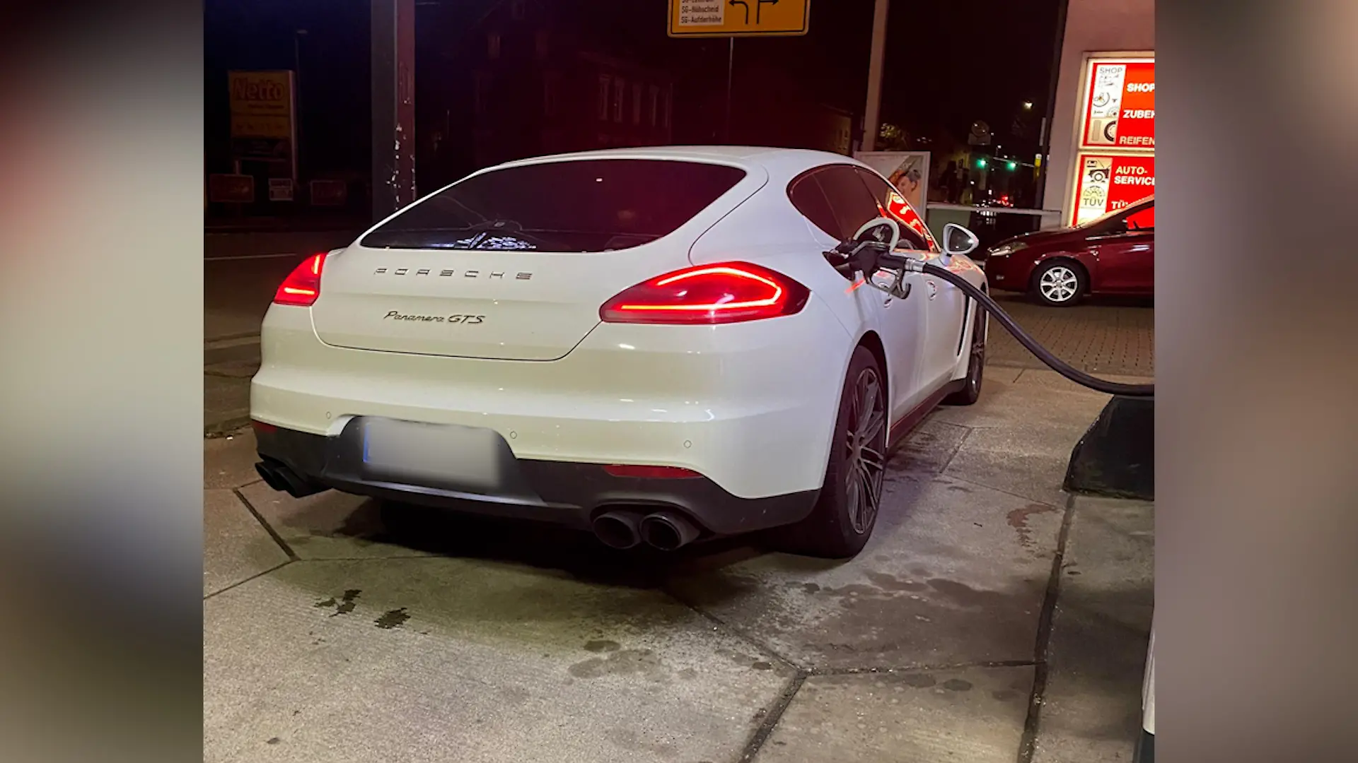 Neben ein paar Kratzern wurden die Rückfahrkamera und Einparksensoren des Porsches beschädigt. 