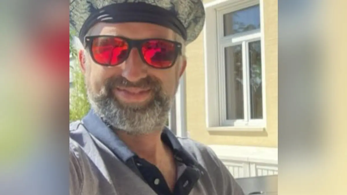 Ein Selfie von Boris Palmer in Polohemd und mit roter Sonnenbrille