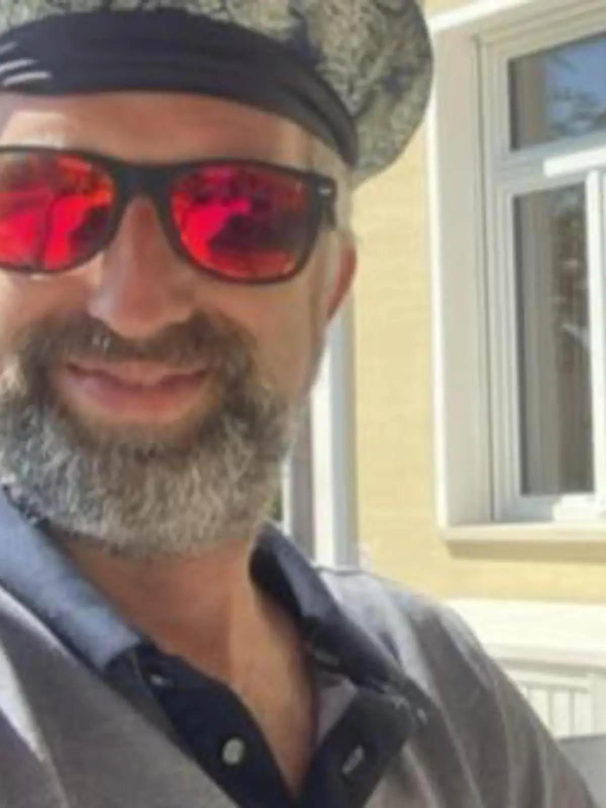 Ein Selfie von Boris Palmer in Polohemd und mit roter Sonnenbrille