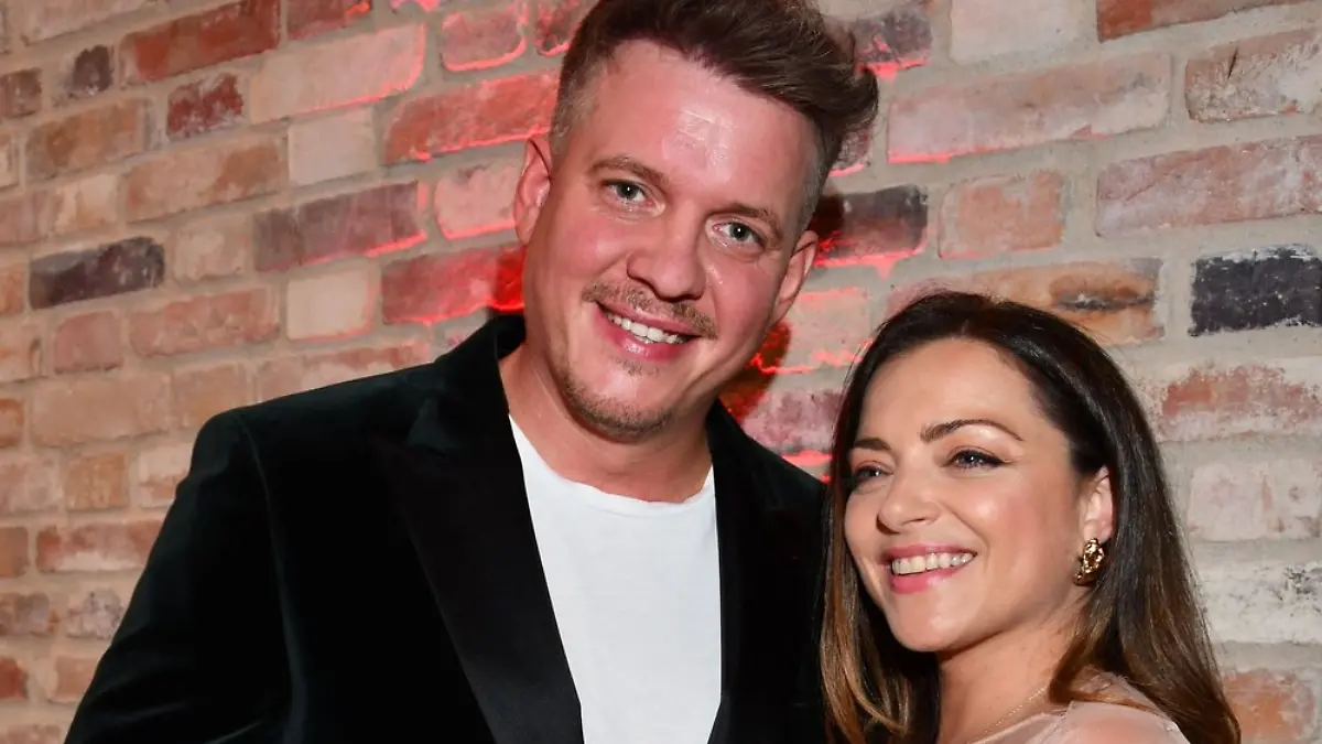 Nachdem er vergeblich die Liebe im Reality-TV gesucht hatte, schwebt Gustav Masurek (35) wieder auf Wolke sieben: Im September hatten er und Anne Menden (39) ihre Beziehung im Netz öffentlich gemacht, einen Monat später feierten sie ihr Pärchendebüt auf dem roten Teppich. - AEDT/ActionPress