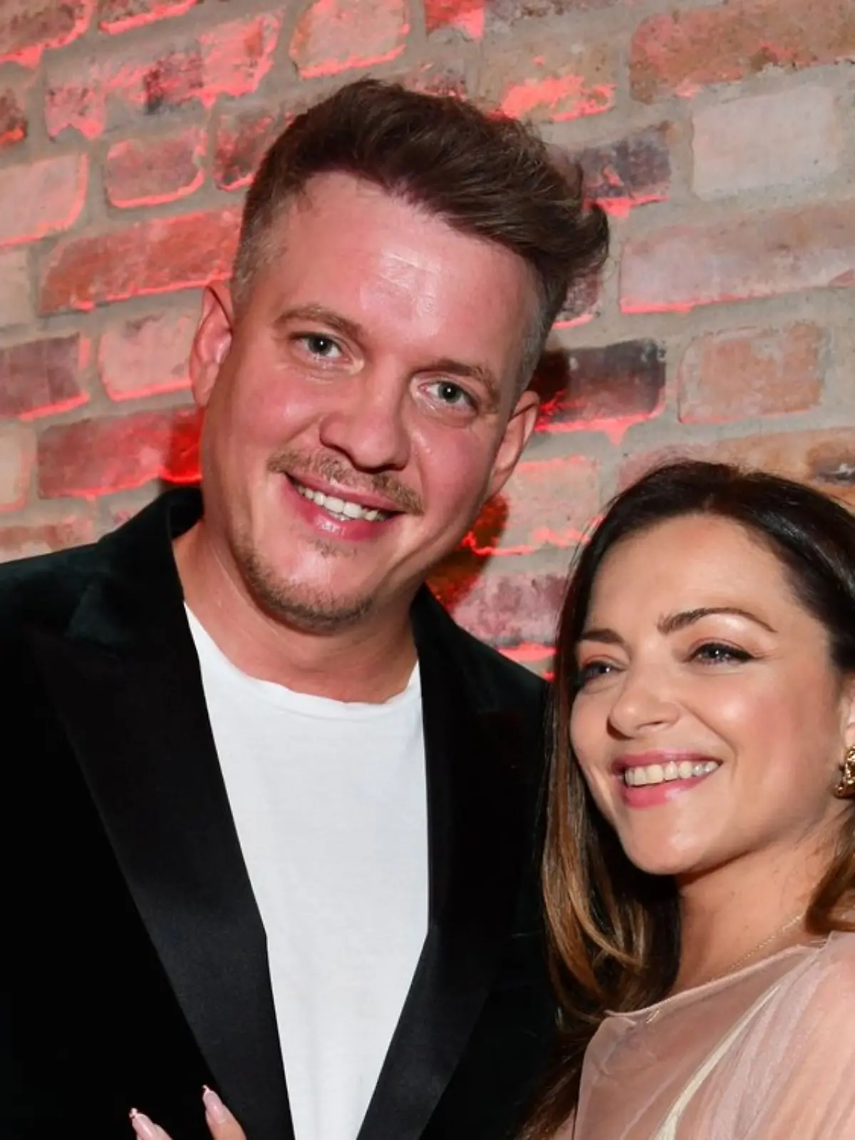 Nachdem er vergeblich die Liebe im Reality-TV gesucht hatte, schwebt Gustav Masurek (35) wieder auf Wolke sieben: Im September hatten er und Anne Menden (39) ihre Beziehung im Netz öffentlich gemacht, einen Monat später feierten sie ihr Pärchendebüt auf dem roten Teppich. - AEDT/ActionPress
