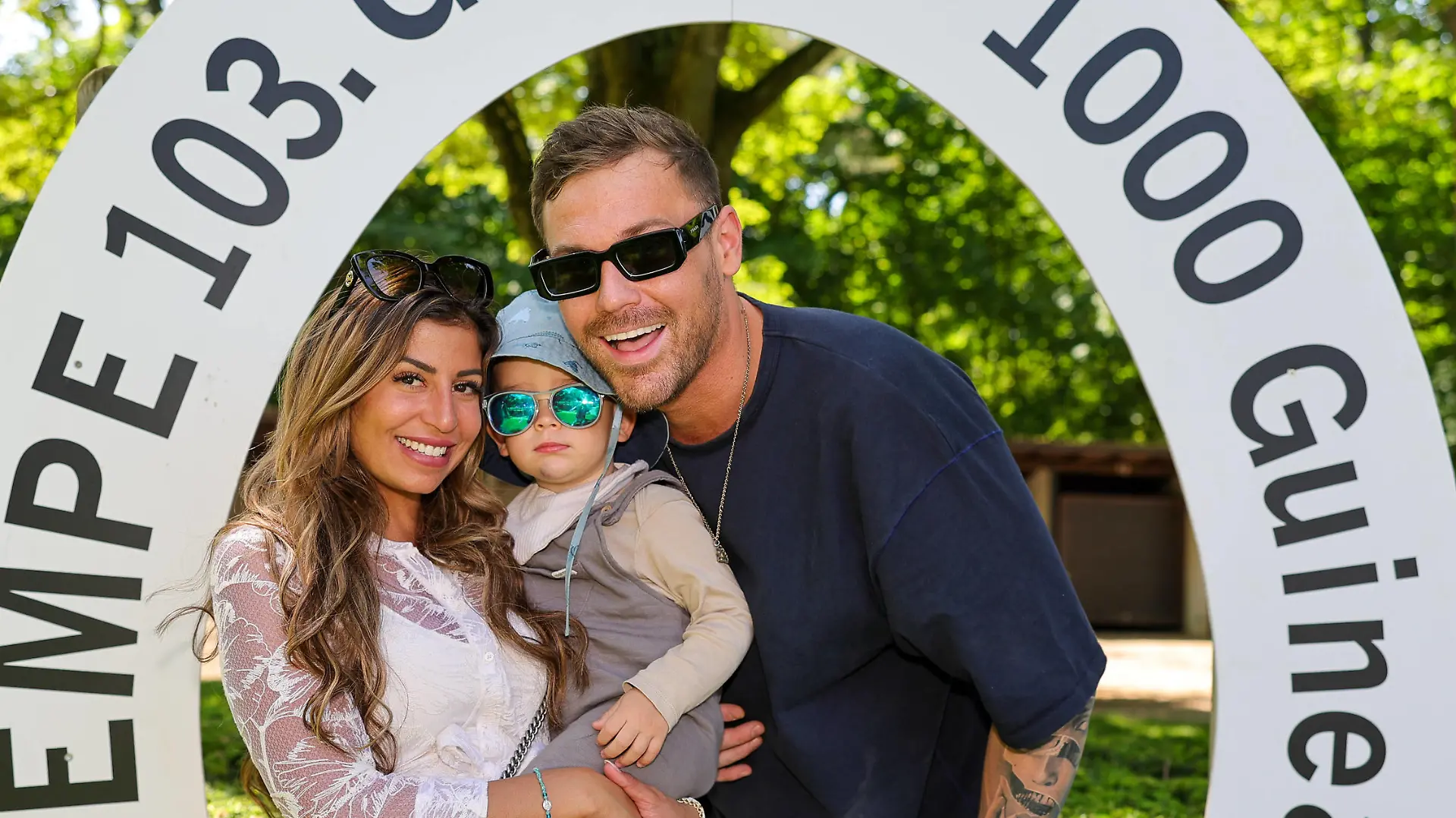 Eva Benetatou mit Sohn George wird bald 2 Jahre und dem Vater ihres Sohnes Chris Broy - Familienidylle währedn des Königsallee-Renntages auf der Galopprennbahn am 4.6.23 in Düsseldorf Düsseldorf Galopprennbahn Düsseldorf-Grafe NRW Deutschland *** Eva Benetatou with son George will soon be 2 years and the father of her son Chris Broy family idyll during the Königsallee race day at the racecourse on 4 6 23 in Düsseldorf Düsseldorf racecourse Grafe NRW Germany