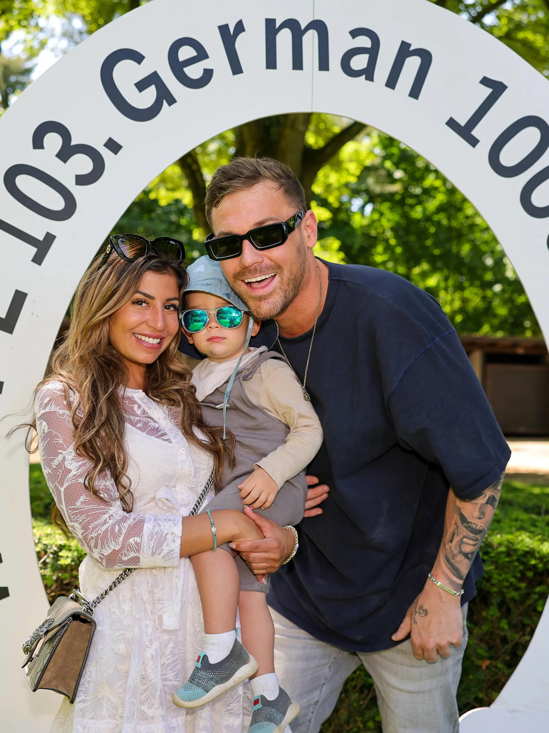 Eva Benetatou mit Sohn George wird bald 2 Jahre und dem Vater ihres Sohnes Chris Broy - Familienidylle währedn des Königsallee-Renntages auf der Galopprennbahn am 4.6.23 in Düsseldorf Düsseldorf Galopprennbahn Düsseldorf-Grafe NRW Deutschland *** Eva Benetatou with son George will soon be 2 years and the father of her son Chris Broy family idyll during the Königsallee race day at the racecourse on 4 6 23 in Düsseldorf Düsseldorf racecourse Grafe NRW Germany