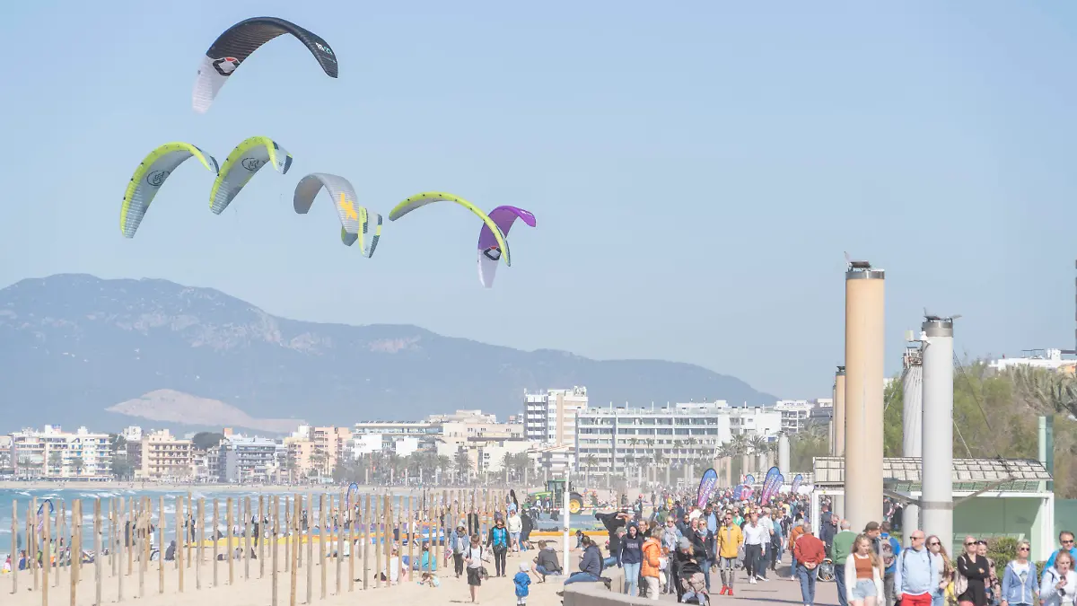 Eindrücke vom Strand in Playa de Palma auf der Insel Mallorca zum Saisonstart 2022 kurz vor den Osterferien Eindrücke vom Strand in Playa de Palma auf der Insel Mallorca zum Saisonstart 2022 kurz vor den Osterferien , Palma Mallorca Spanien Plaja de Palma *** Impressions of the beach in Playa de Palma on the island of Mallorca to start the season 2022 just before the Easter vacations Impressions of the beach in Playa de Palma on the island of Mallorca to start the season 2022 just before the Easter vacations , Palma Mallorca Spain Plaja de Palma