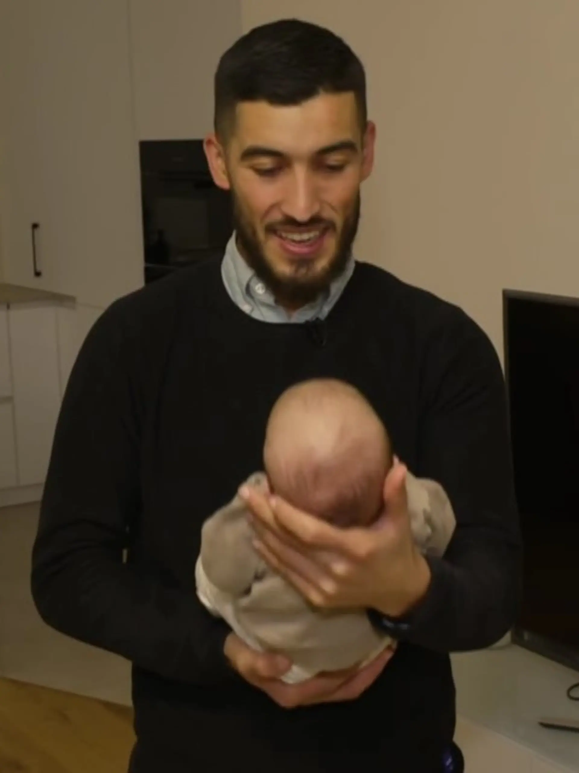 Mustafo ist vor kurzem Vater geworden. 
