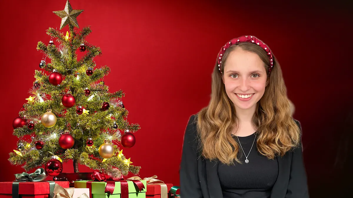 Fenja Basen vor einem Weihnachtsbaum