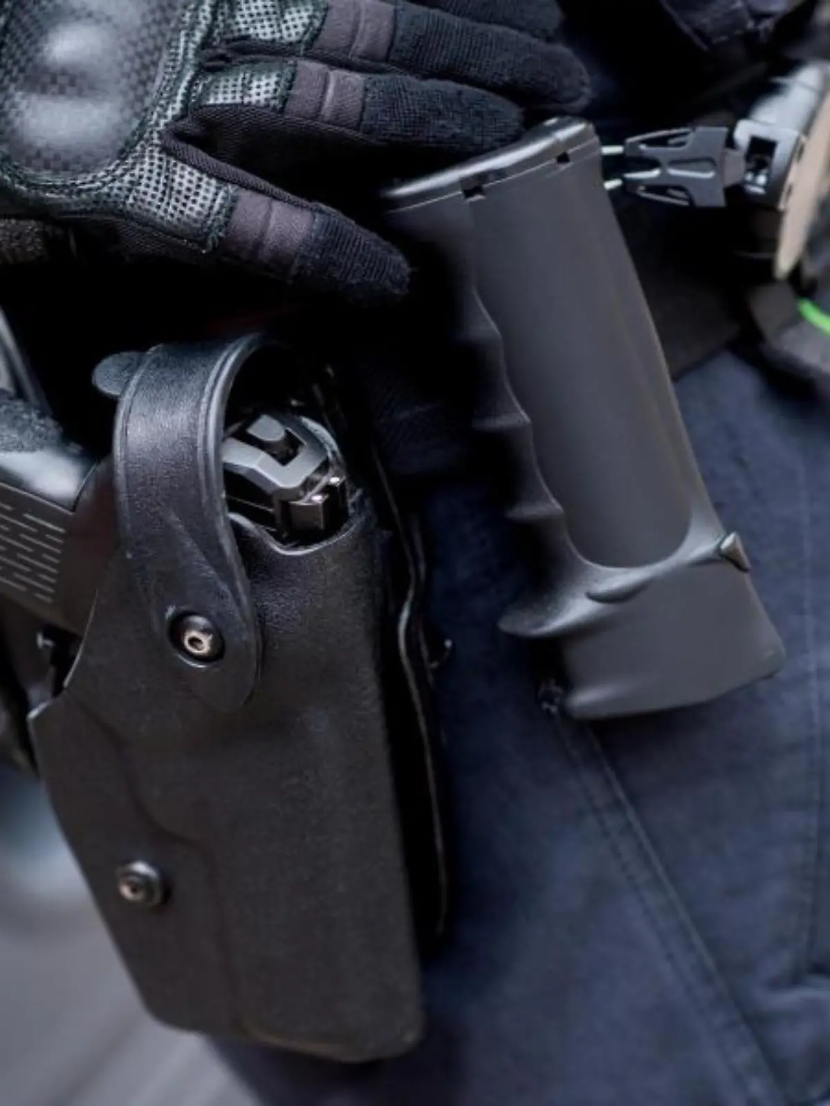 Ein Beamter trägt die Dienstwaffe am Gürtel. Foto: Hauke-Christian Dittrich/dpa/Symbolbild