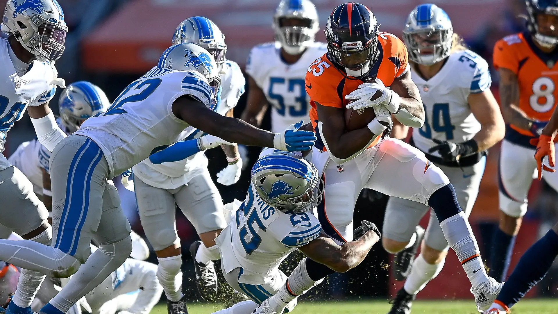 DENVER, CO - DECEMBER 12: Denver Broncos running back Melvin Gordon 25 runs through a tackle attempt by Detroit Lions safety Will Harris 25 during a game between the Denver Broncos and the Detroit Lions at Empower Field at Mile High on December 12, 2021 in Denver, Colorado. Photo by Dustin Bradford/Icon Sportswire NFL, American Football Herren, USA DEC 12 Lions at Broncos Icon132211212023