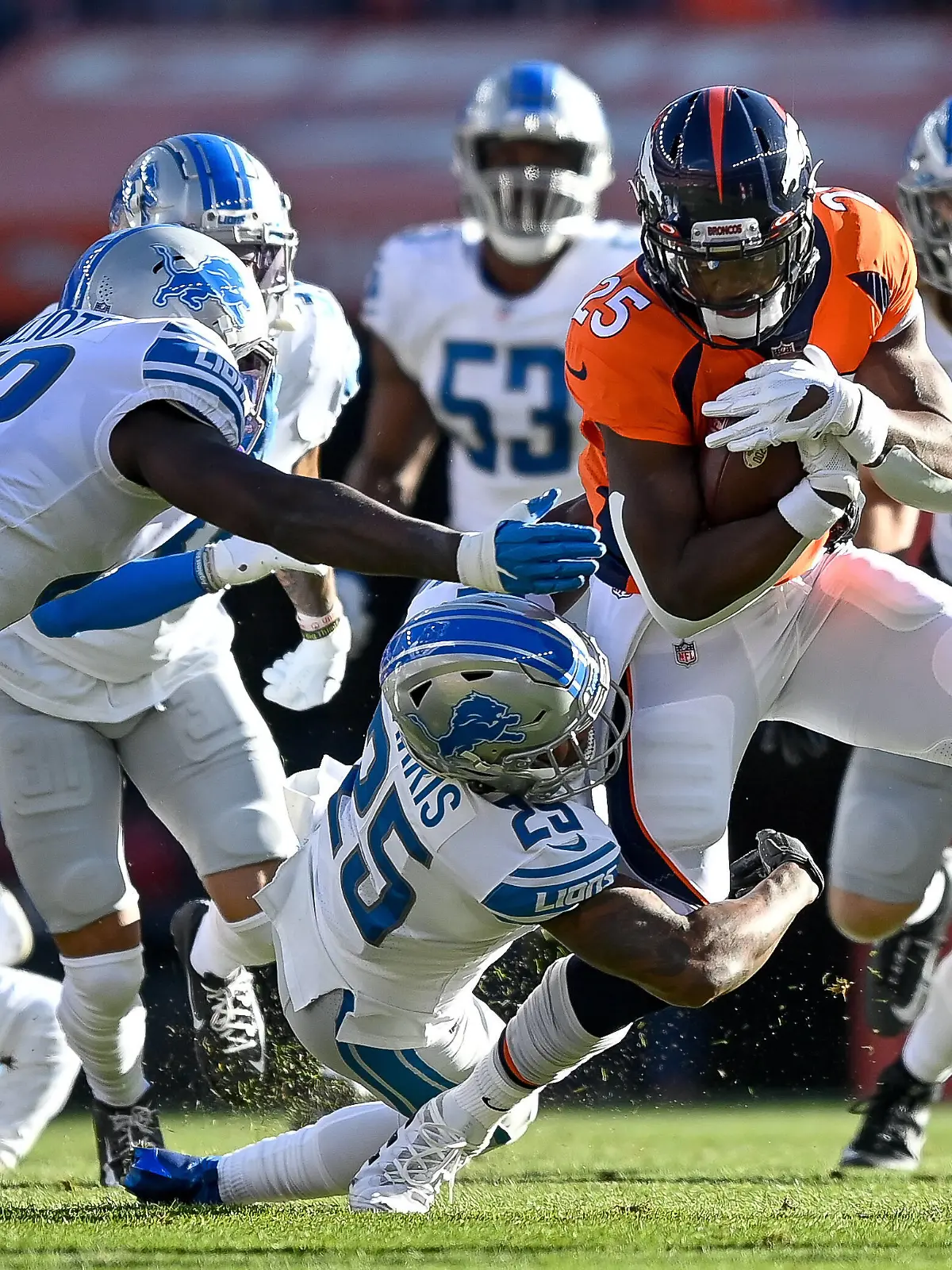  DENVER, CO - DECEMBER 12: Denver Broncos running back Melvin Gordon 25 runs through a tackle attempt by Detroit Lions safety Will Harris 25 during a game between the Denver Broncos and the Detroit Lions at Empower Field at Mile High on December 12, 2021 in Denver, Colorado. Photo by Dustin Bradford/Icon Sportswire NFL, American Football Herren, USA DEC 12 Lions at Broncos Icon132211212023