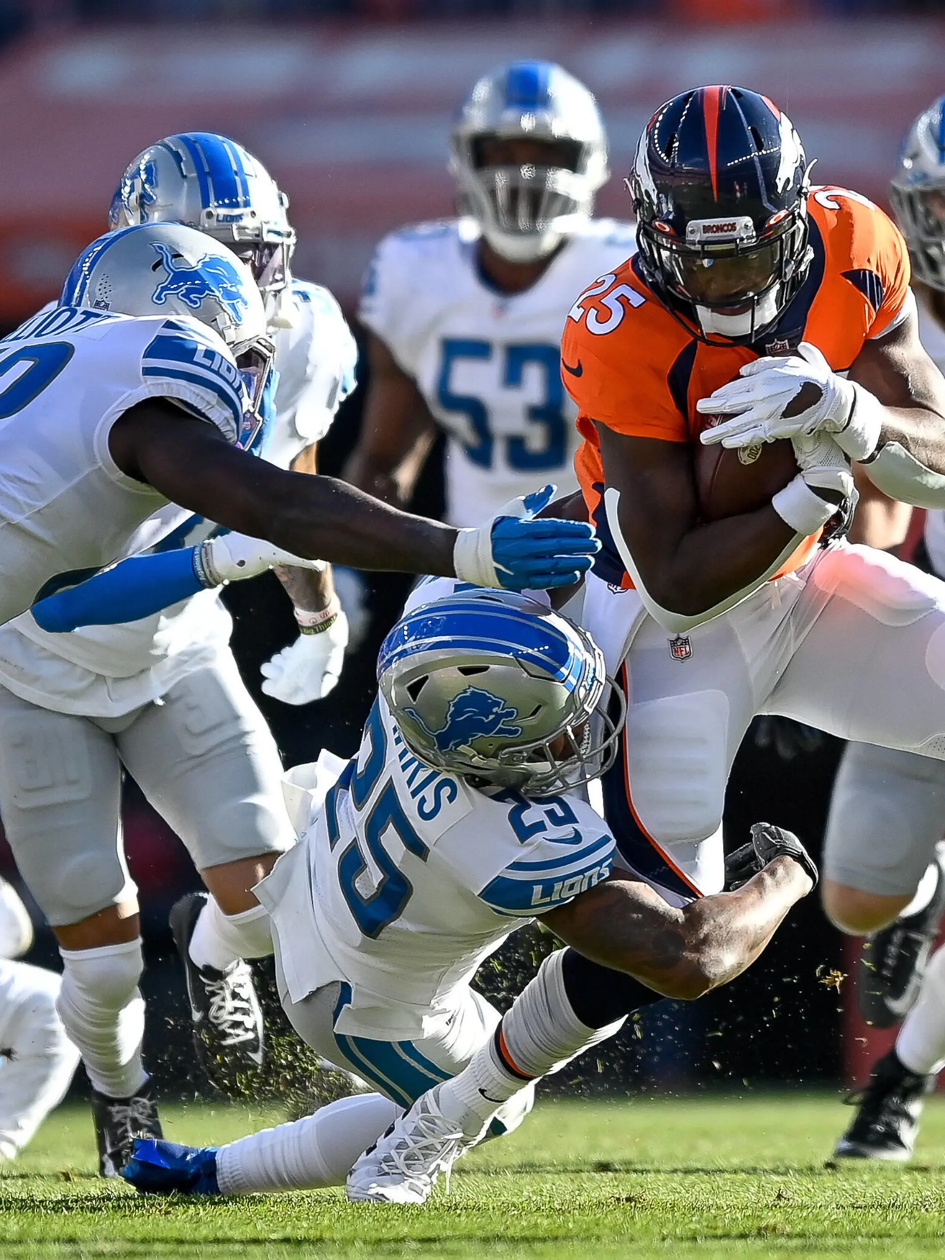  DENVER, CO - DECEMBER 12: Denver Broncos running back Melvin Gordon 25 runs through a tackle attempt by Detroit Lions safety Will Harris 25 during a game between the Denver Broncos and the Detroit Lions at Empower Field at Mile High on December 12, 2021 in Denver, Colorado. Photo by Dustin Bradford/Icon Sportswire NFL, American Football Herren, USA DEC 12 Lions at Broncos Icon132211212023