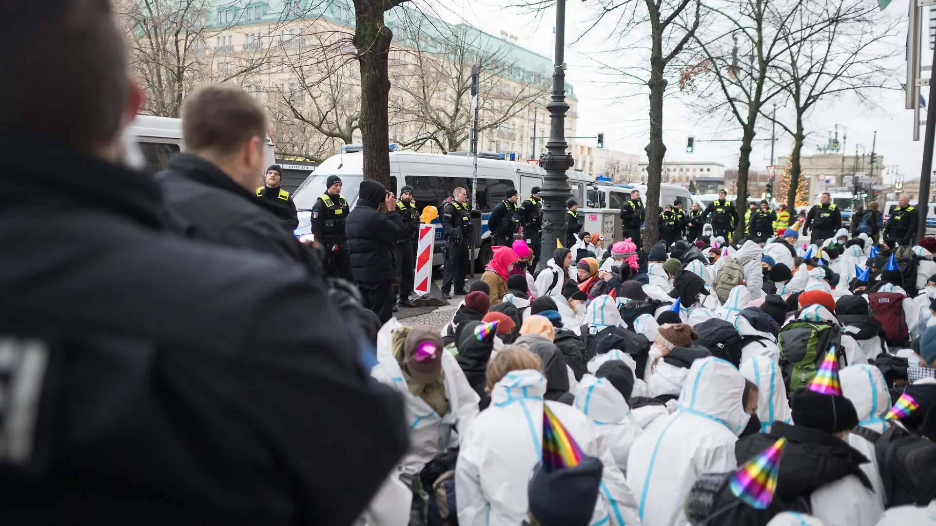 Demonstranten der Letzten Generation haben versucht, mit Sitzblockaden Zugänge zu dem weiträumig abgesperrten Hotel Adlo in Berlin zu blockieren. Polizisten zogen, drängten und trugen sie weg.