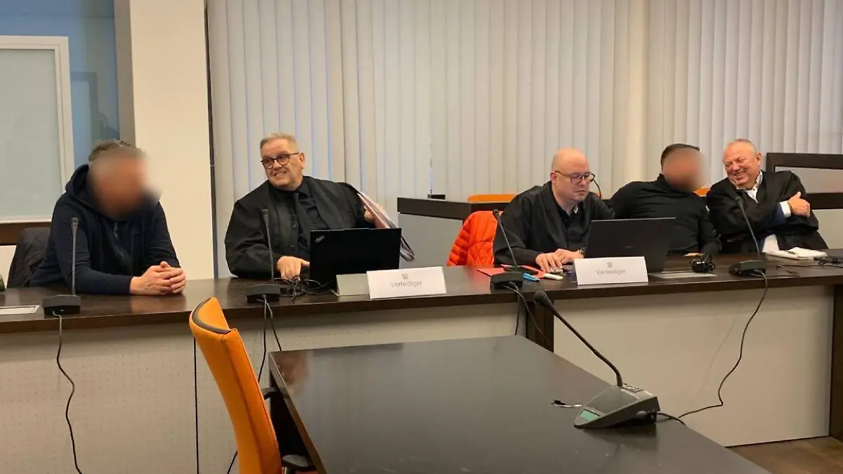 Markus F. und Daniel L. erwarten den Prozessbeginn