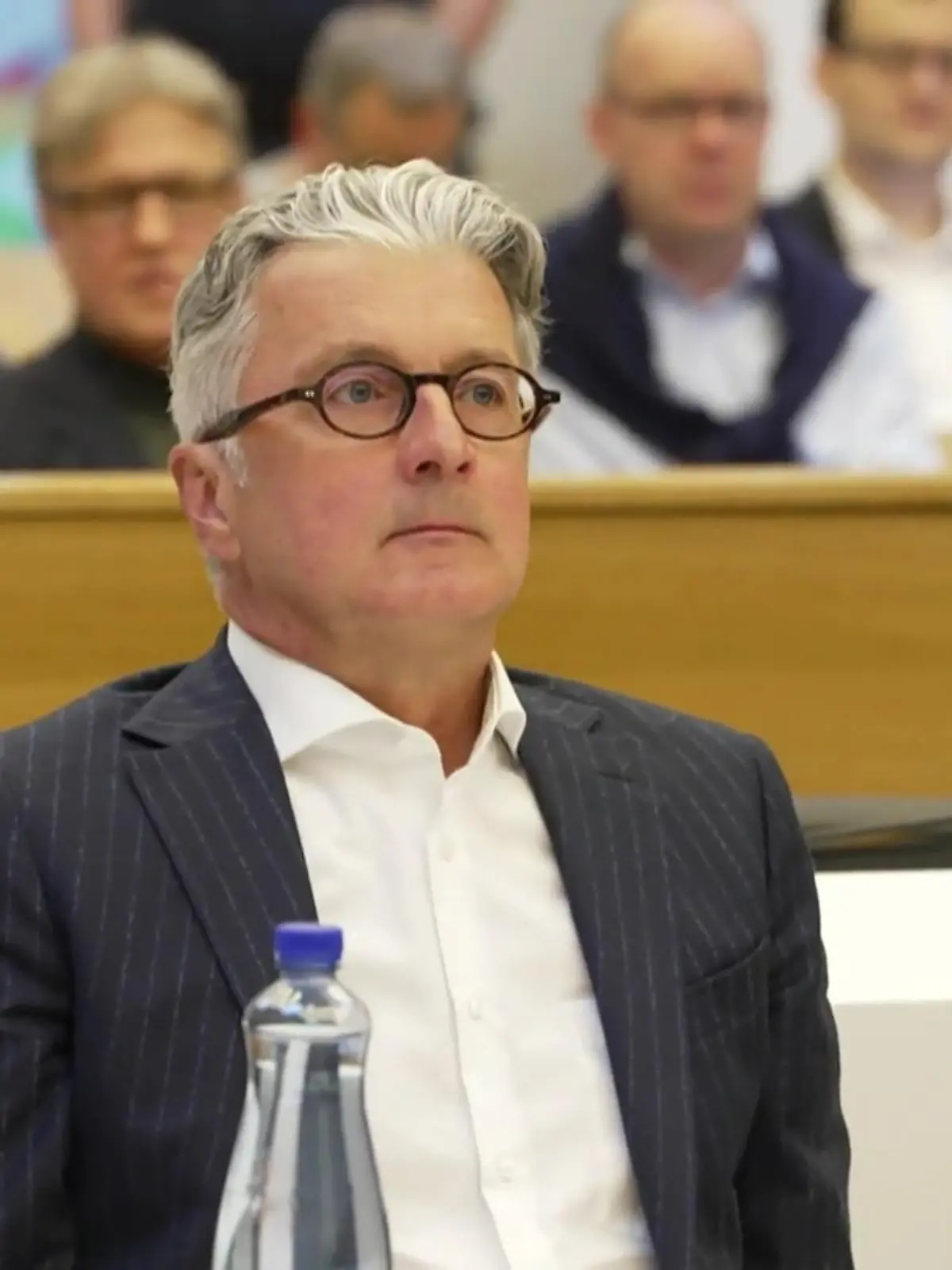 Der ehemalige Audi-Chef Rupert Stadler ist ein Betrüger. Das Landgericht München hat ihn zu einer Bewährungsstrafe verurteilt, weil er den Verkauf von Dieselautos mit manipulierten Abgaswerten zu spät gestoppt hatte.