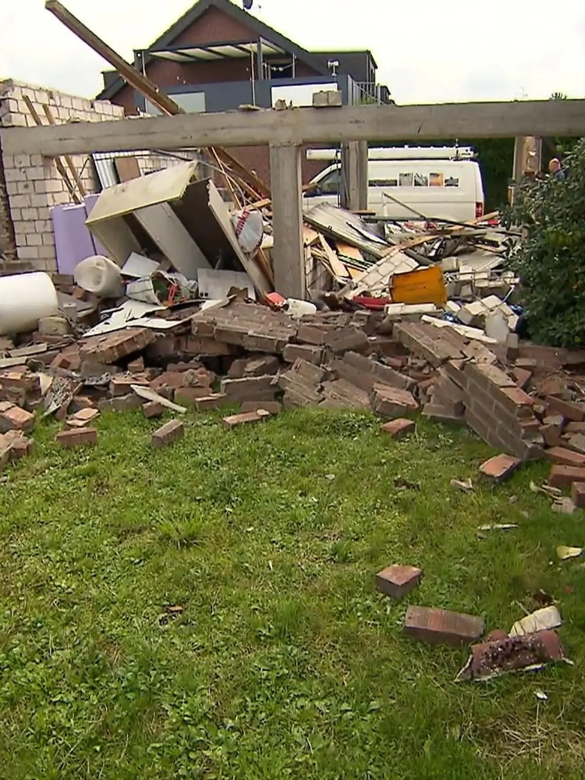 Bild zu: "Garage explodiert nach E-Auto-Brand"
