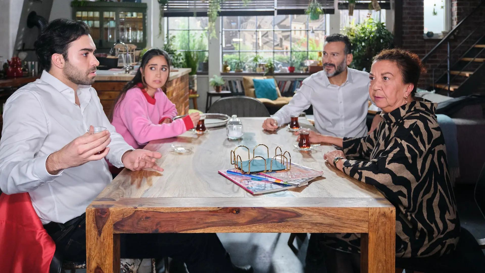 Die Güleks wissen nicht, was sie von Brittas Test halten sollen. Von links: Baris (Metehan Demiröz), Esma (Özge Delioglan), Ferhat (Mehmet Kucak) und Nuray (Lilay Huser)