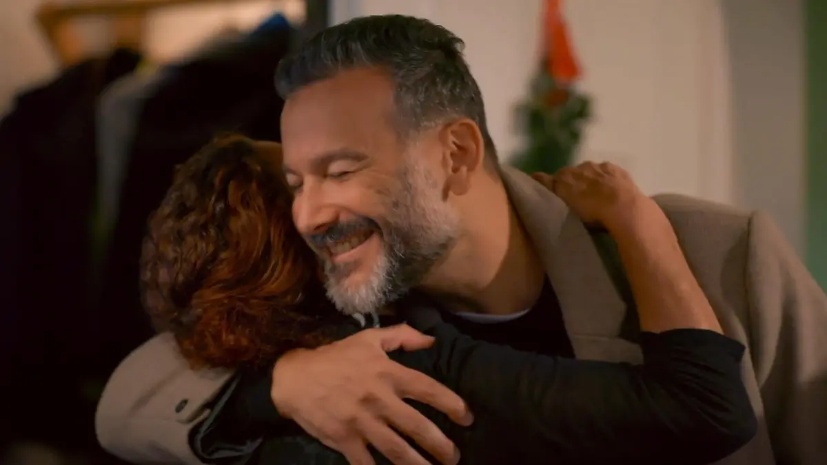 Ferhat begrüßt seine Mutter Nuray