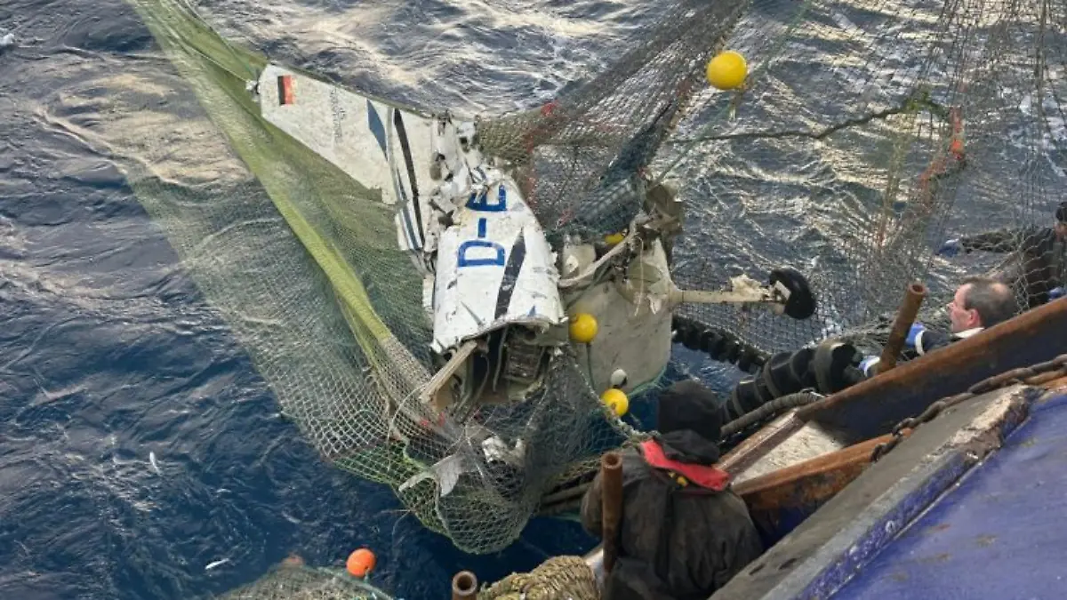 Fischer Mark Addison beschreibt, dass er erst nur die Räder des Wracks aus dem Wasser herausragen sah. Das Dach des Flugzeugs fehlte komplett.
