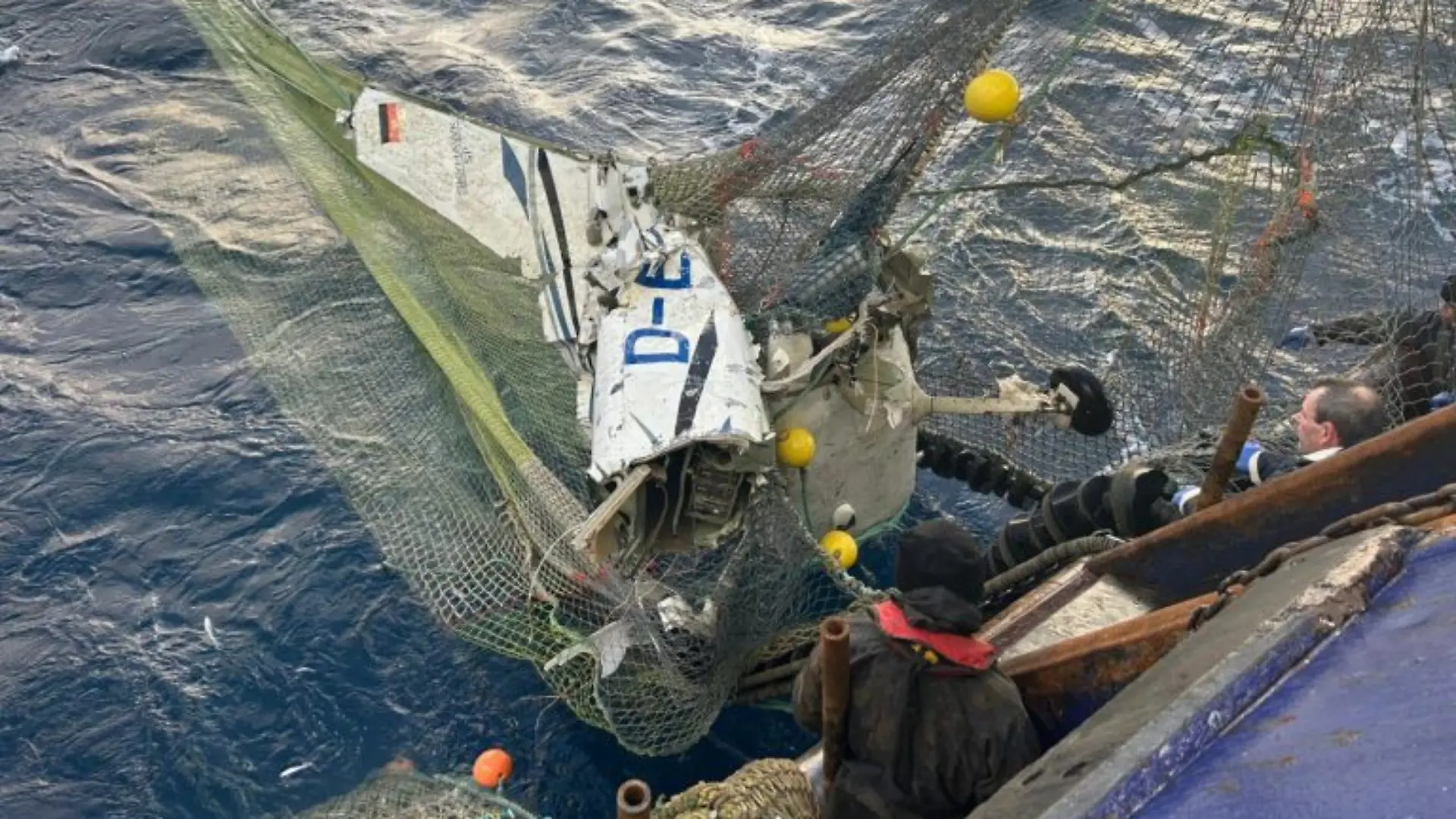 Fischer Mark Addison beschreibt, dass er erst nur die Räder des Wracks aus dem Wasser herausragen sah. Das Dach des Flugzeugs fehlte komplett.