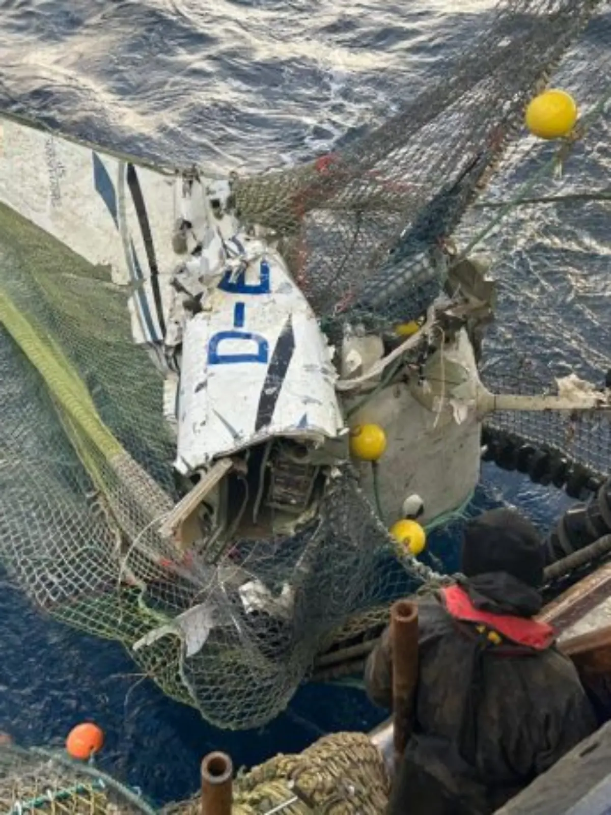 Fischer Mark Addison beschreibt, dass er erst nur die Räder des Wracks aus dem Wasser herausragen sah. Das Dach des Flugzeugs fehlte komplett.