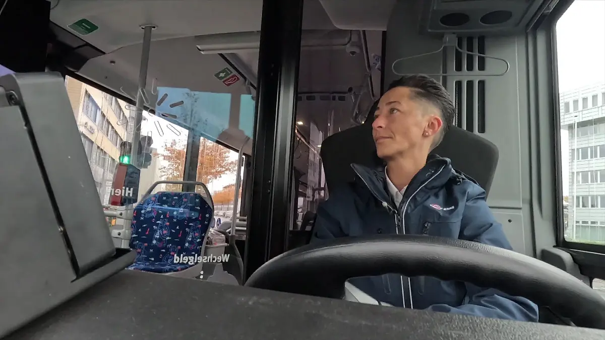 Die Quereinsteigerin ist stolz auf ihren Beruf. Am liebsten würde sie jedes Bus-Model einmal ausprobieren. 