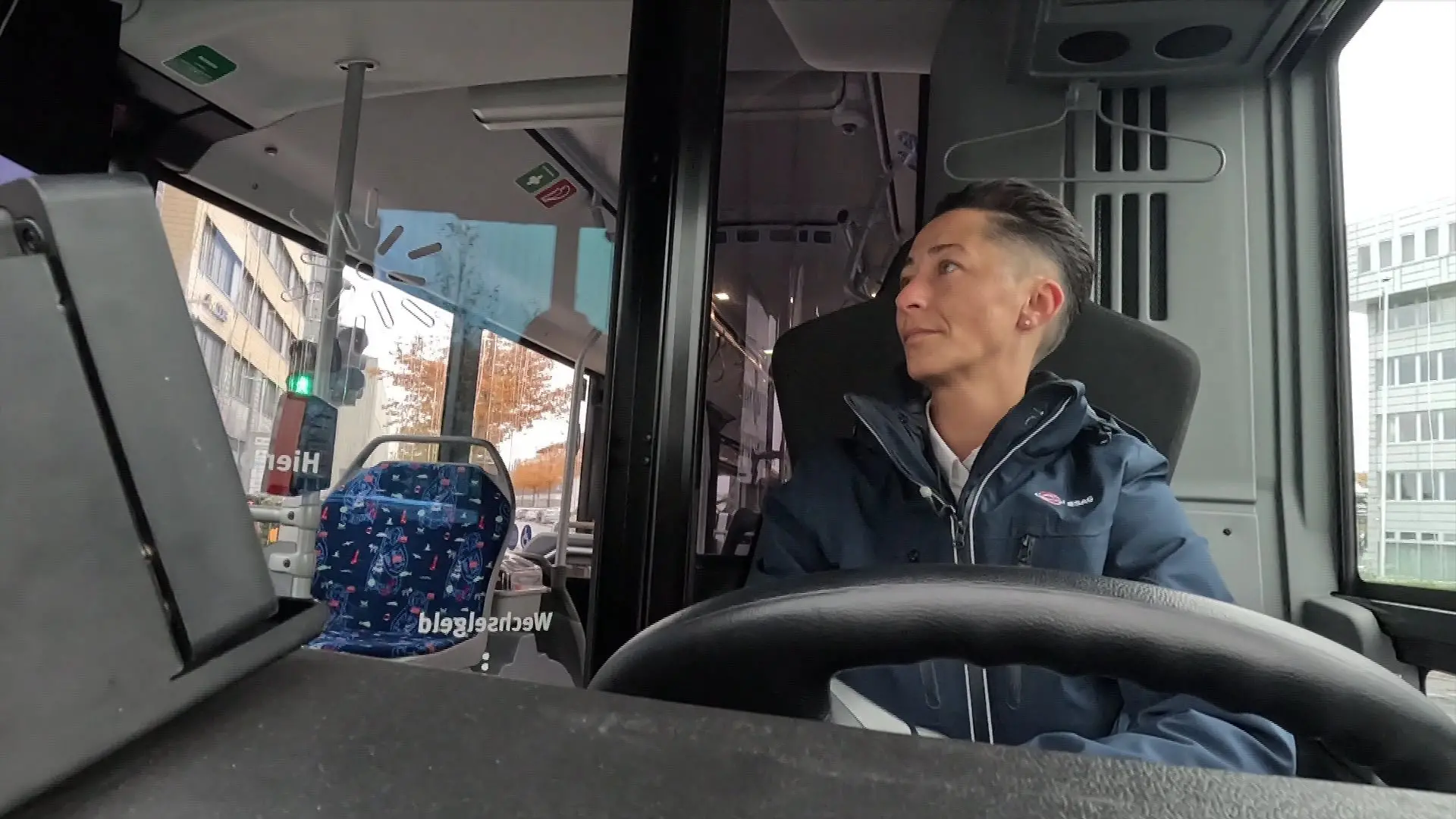 Die Quereinsteigerin ist stolz auf ihren Beruf. Am liebsten würde sie jedes Bus-Model einmal ausprobieren.