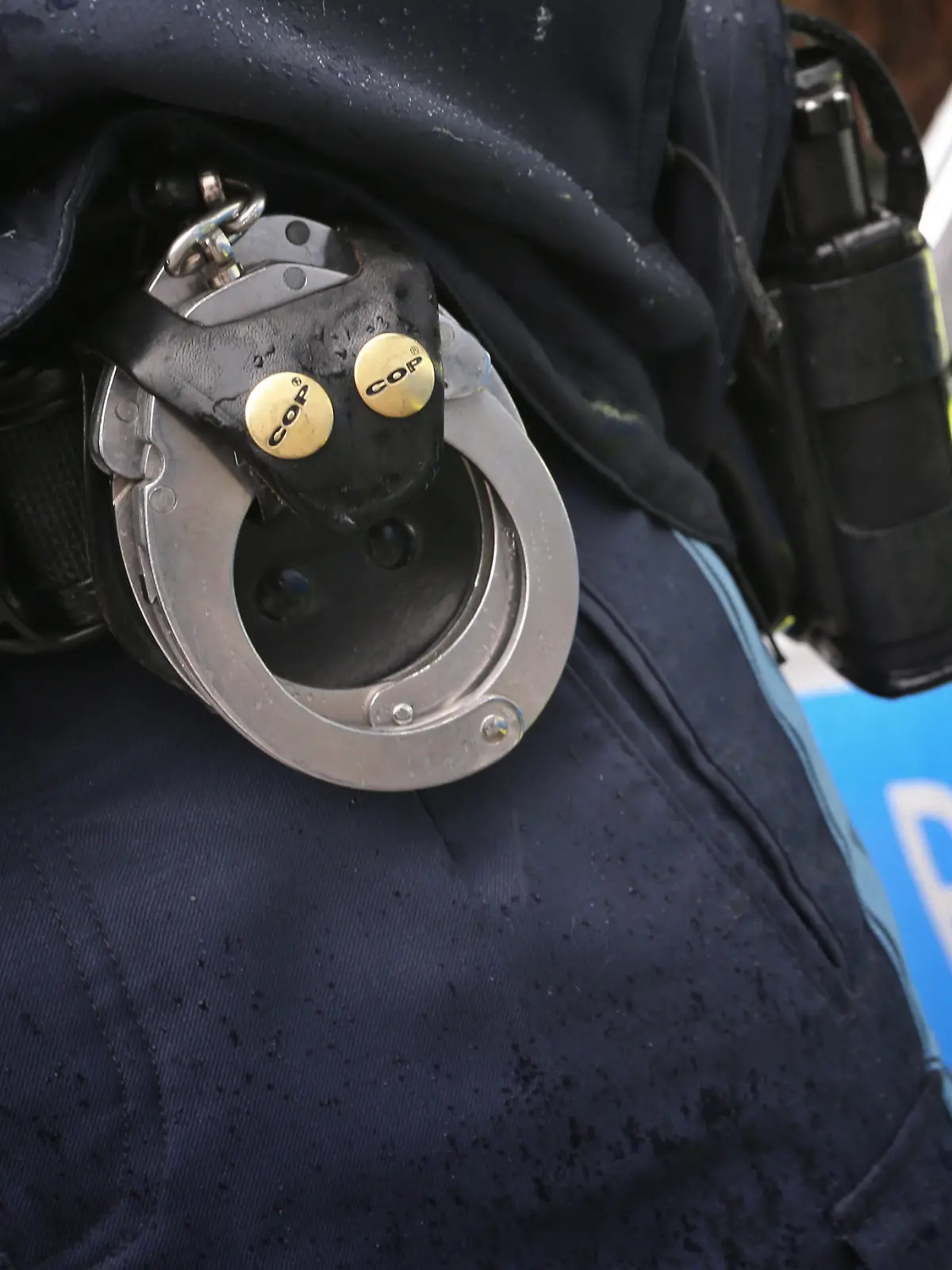 Die drei jungen Männer seien in einer länderübergreifenden Zusammenarbeit von Spezialkräften in ihren Wohnungen festgenommen worden. Sie sollen sich für die geplanten Gewalttaten unter anderem ein Sturmgewehr und Munition beschafft haben.