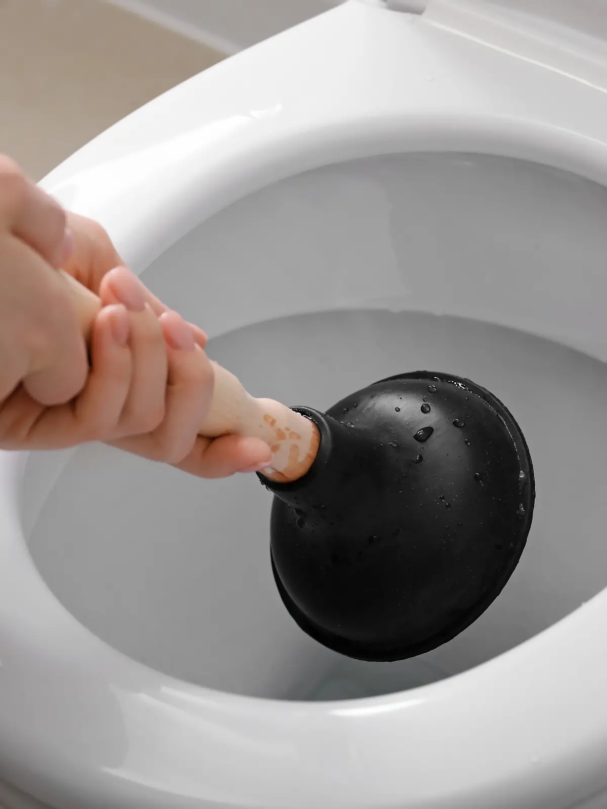 Klo verstopft? Daran erkennt ihr einen seriösen Sanitär-Notdienst.