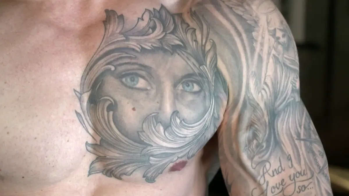 Mario Püttschneider aus Damme hat ein Tattoo seiner Frau auf seiner Brust.