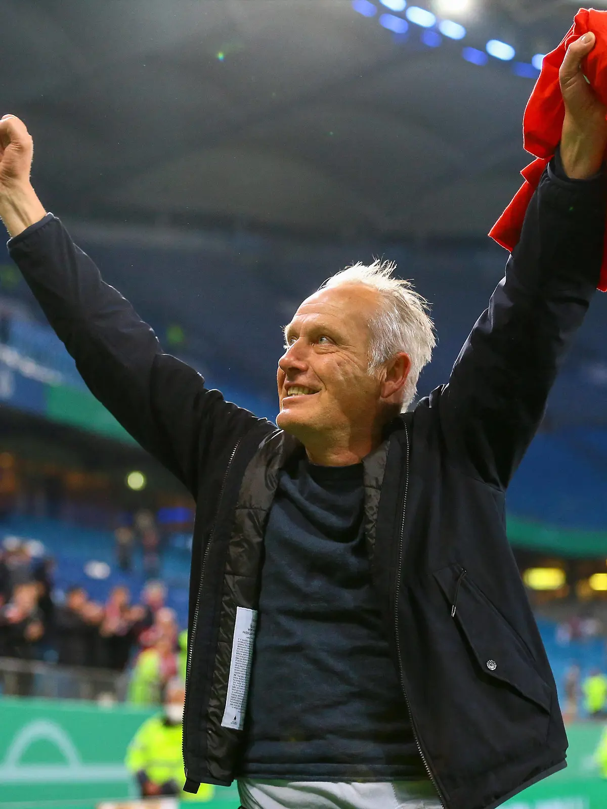  19.04.2022, xtgx, Fussball DFB Pokal, Hamburger SV - SC Freiburg emspor, v.l. Christian Streich Freiburg, Trainer Jubel ueber den Sieg, Jubel nach Spielende DFL/DFB REGULATIONS PROHIBIT ANY USE OF PHOTOGRAPHS as IMAGE SEQUENCES and/or QUASI-VIDEO Hamburg *** 19 04 2022, xtgx, football DFB Pokal, Hamburger SV SC Freiburg emspor, v l Christian Streich Freiburg, coach cheering about the victory, cheering after the end of the game DFL DFB REGULATES PROHIBIT ANY USE OF PHOTOGRAPHS as IMAGE SEQUENCES and or QUASI VIDEO Hamburg