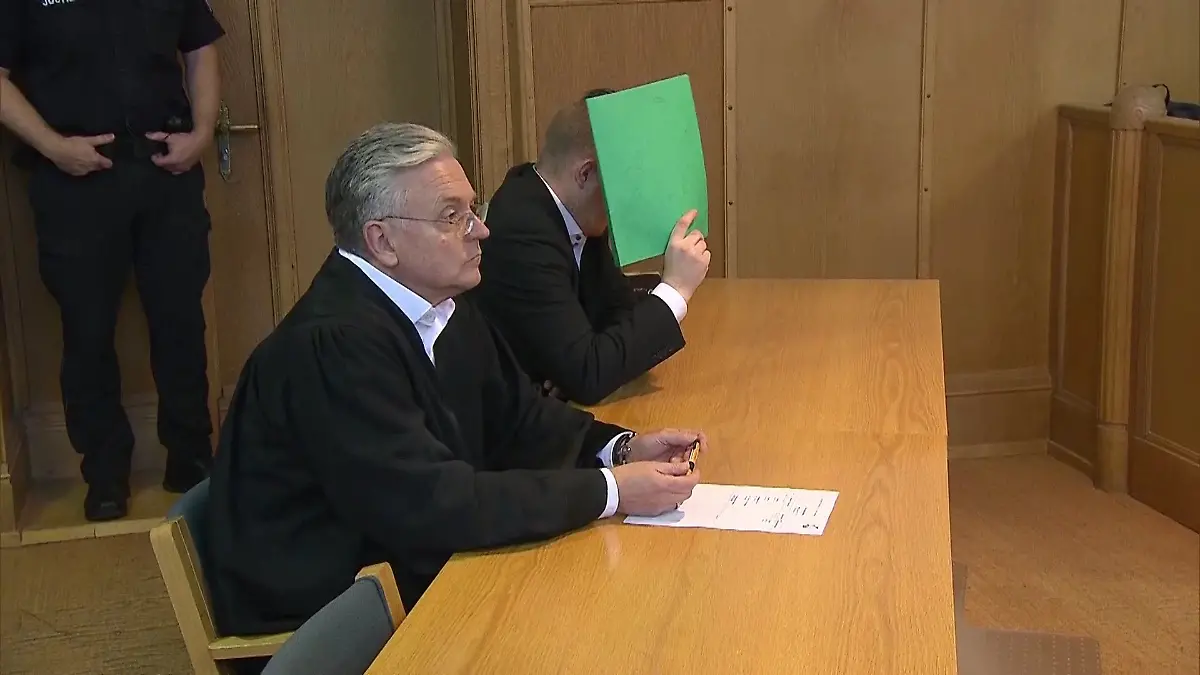 Mann verkauft Teenie-Freundin 192 Mal für Sex