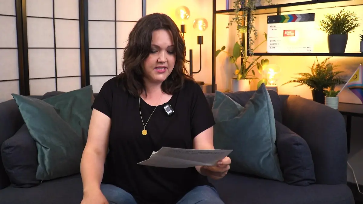 Sarah liest in unserem Interview aus dem Hassbrief vor, den sie bekommen hat.