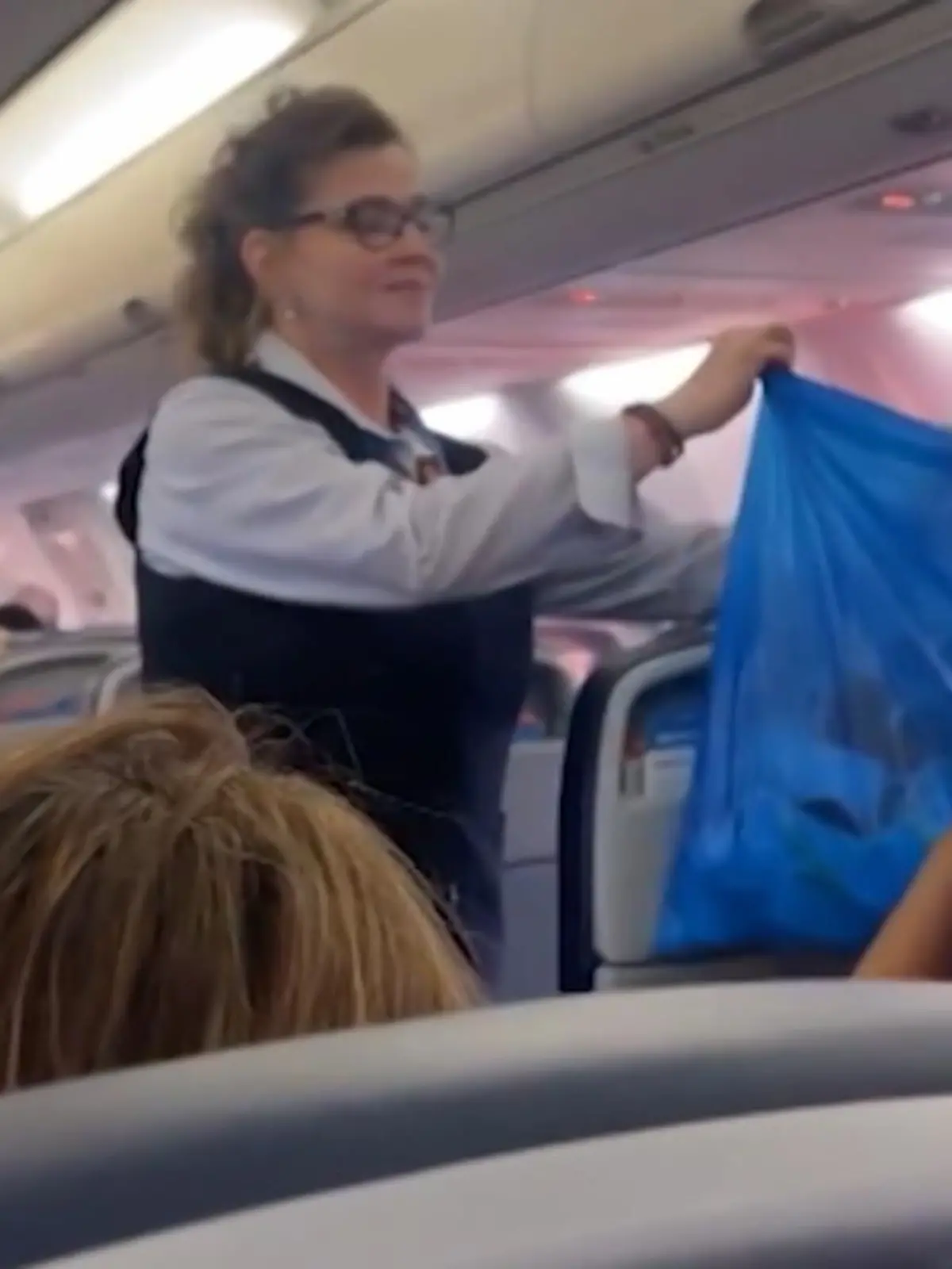 Und schon landen sie im Müll! In den USA müssen Menschen in Flugzeugen, Zügen und Bussen vorerst keine Masken mehr tragen. Eine Bundesrichterin hatte die Coronaschutz-Maßnahme für ungültig erklärt. Ein Urteil, dass die Meinung der Amerikaner spaltet.
