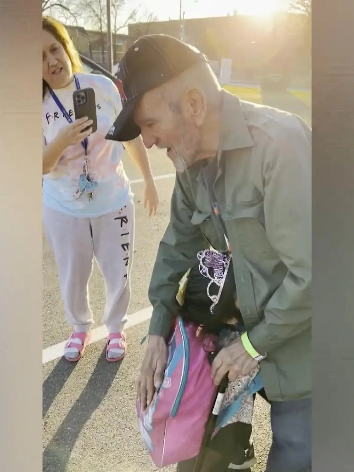 Zum Schreien Süß! Die vierjährige Aleida wird zu ihrem Geburtstag von ihrem Urgroßvater überrascht und flippt komplett aus. Warum diese Überraschung so besonders ist, erfahren Sie im Video