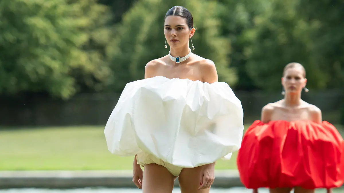 PFW Jacquemus Kendall Jenner Kendall Jenner walks the runway during the Jacquemus Fashion Show as part of Paris Fashion Week in Paris, France on June 26, 2023. Photo by Aurore Marechal/ABACAPRESS.COM Paris France PUBLICATIONxNOTxINxFRAxSPAxUKxUSAxBELxPOL Copyright: xMarechalxAurore/ABACAx 858468_007 MarechalxAurore/ABACAx 858468_007