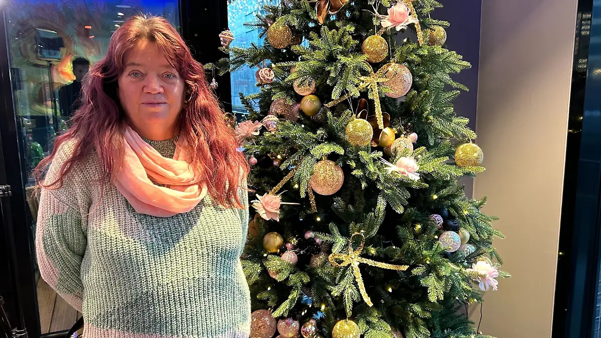 Die Rentnerin hat keine Familie, mit der sie Weihnachten feiern kann.