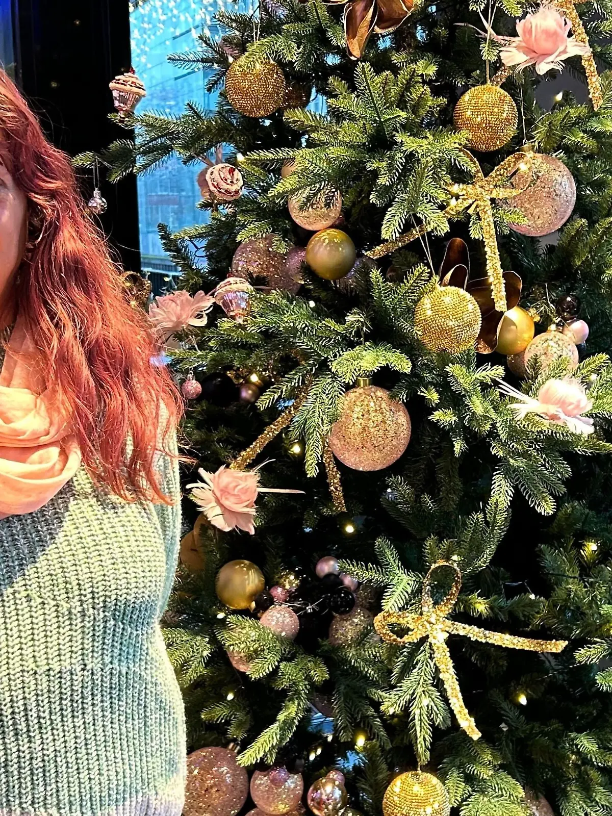 Die Rentnerin hat keine Familie, mit der sie Weihnachten feiern kann.
