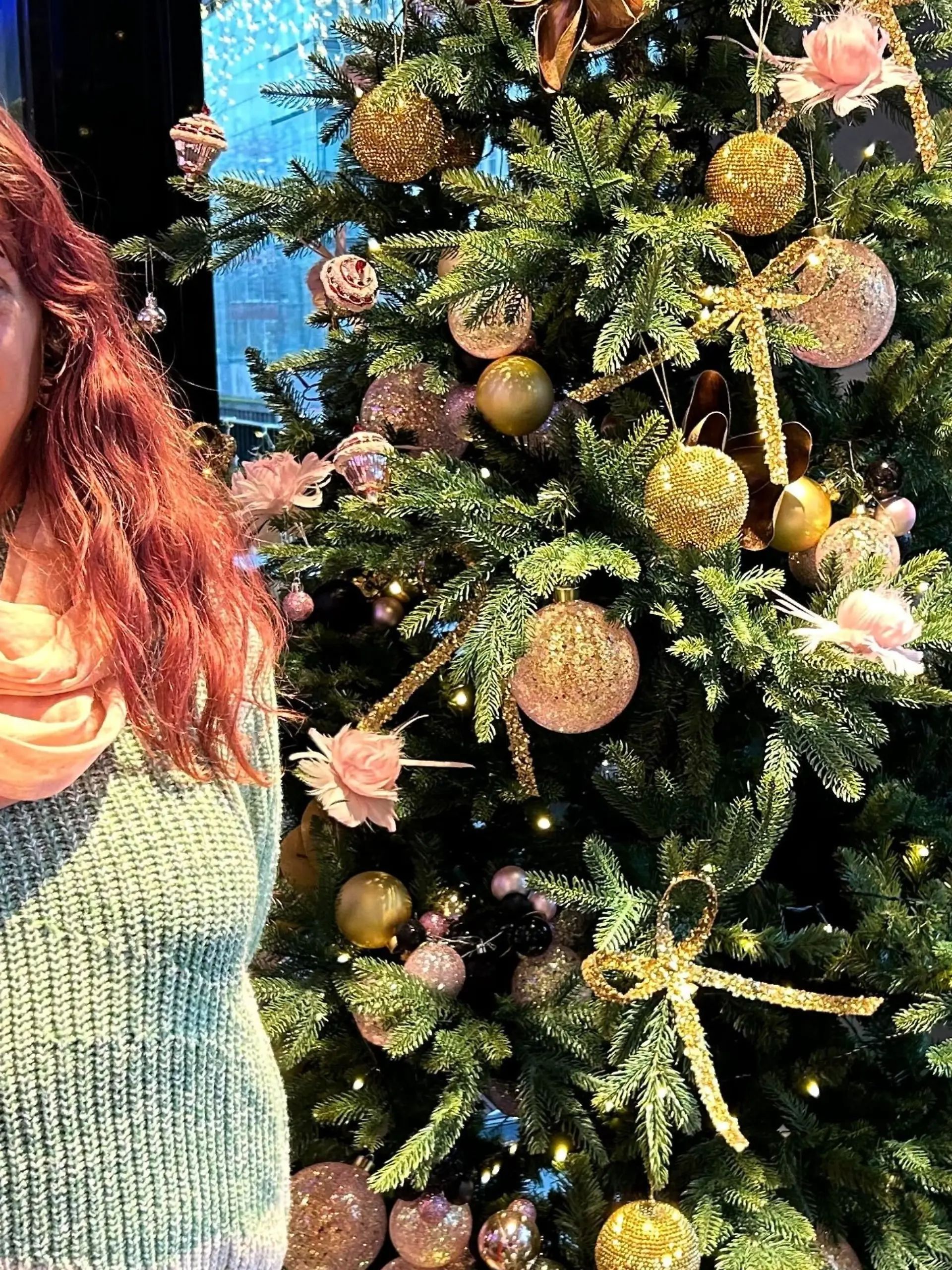 Die Rentnerin hat keine Familie, mit der sie Weihnachten feiern kann.